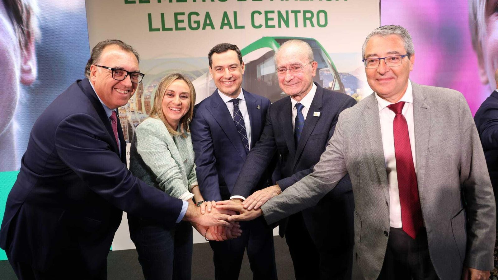 Bernal, Carazo, Moreno, De la Torre y Salado se hacen una foto de familia durante la inauguración. Bernal, Carazo, Moreno, De la Torre y Salado se hacen una foto de familia durante la inauguración.