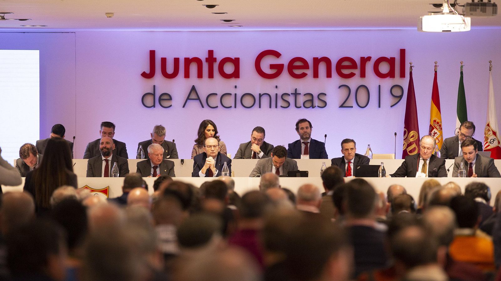 Imagen de la mesa presidencial de la Junta de accionistas.