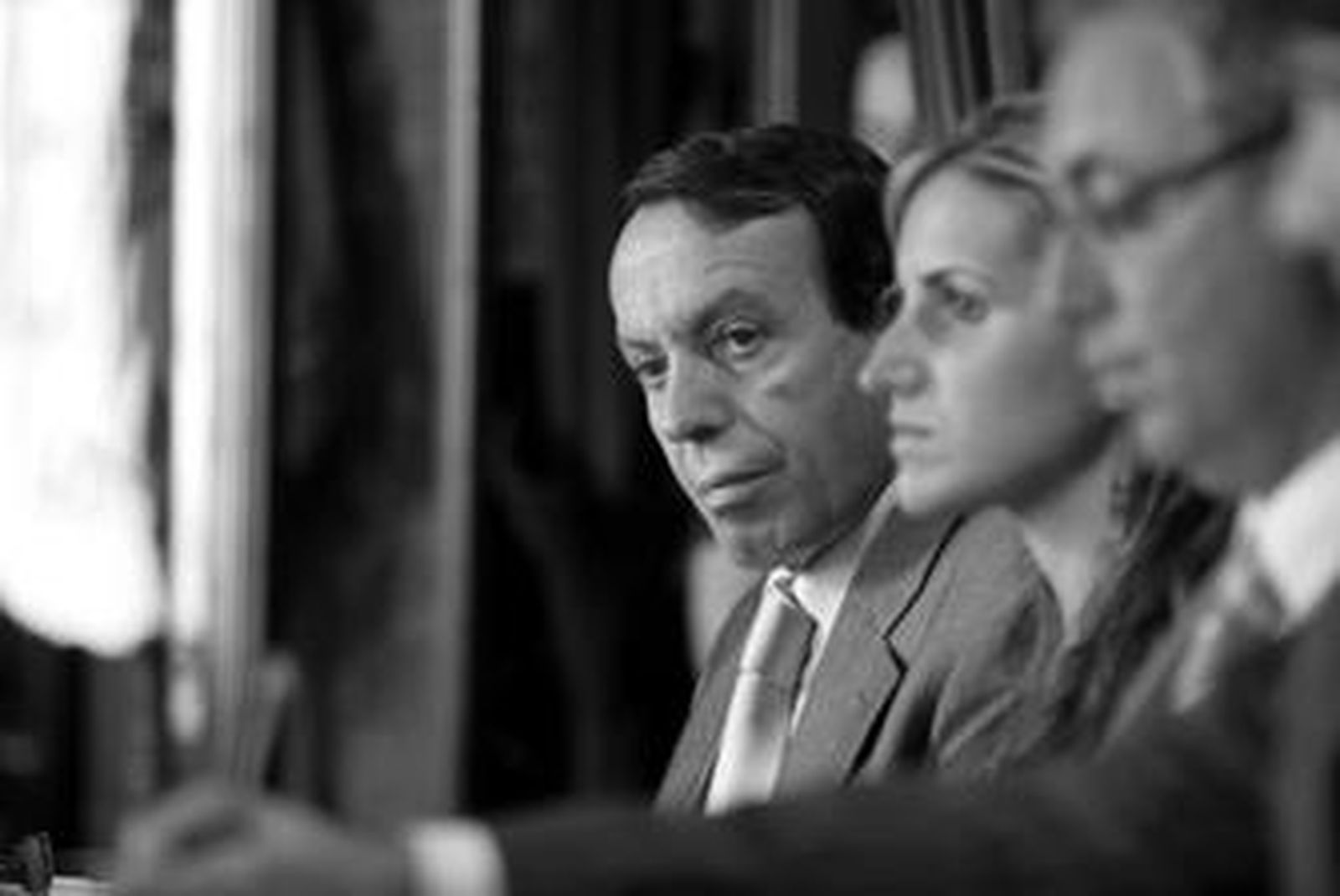 Juan Barranco, durante un pleno y junto a los concejales Rocío Arrabal y Juan Lozano.