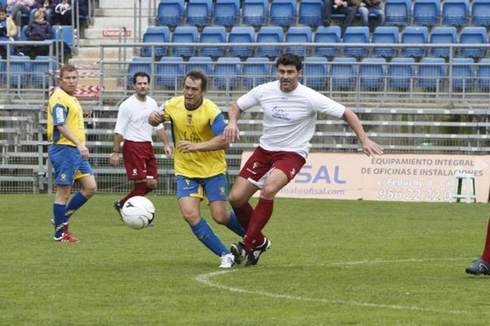 El partido de los Reyes Magos congregó a unas 3.000 personas que disfrutaron del espectáculo futbolístico, al mismo tiempo que colaboraban con la campaña  "Ningún niño sin juguete"  Foto: Lourdes de Vicente