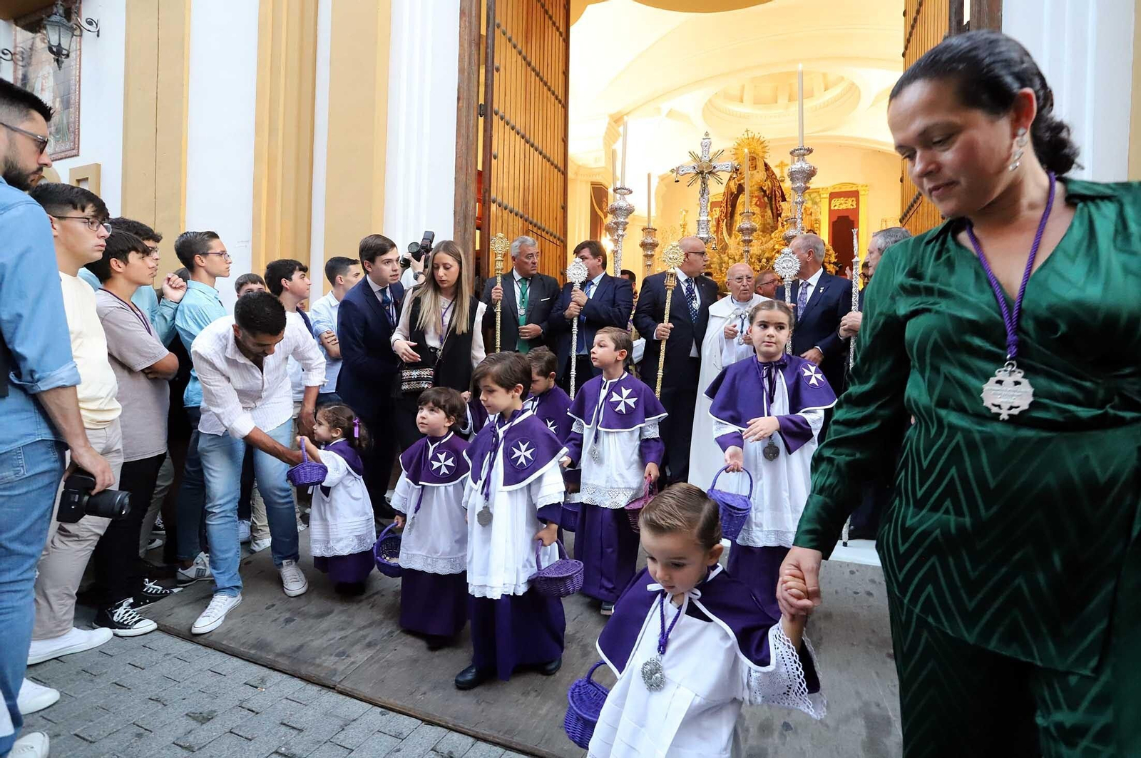 Imágenes de la procesión de la Virgen de la Amargura por las calles de Huelva