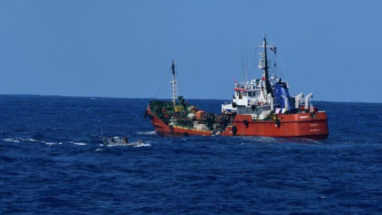Momento del abordaje en el Atlántico.