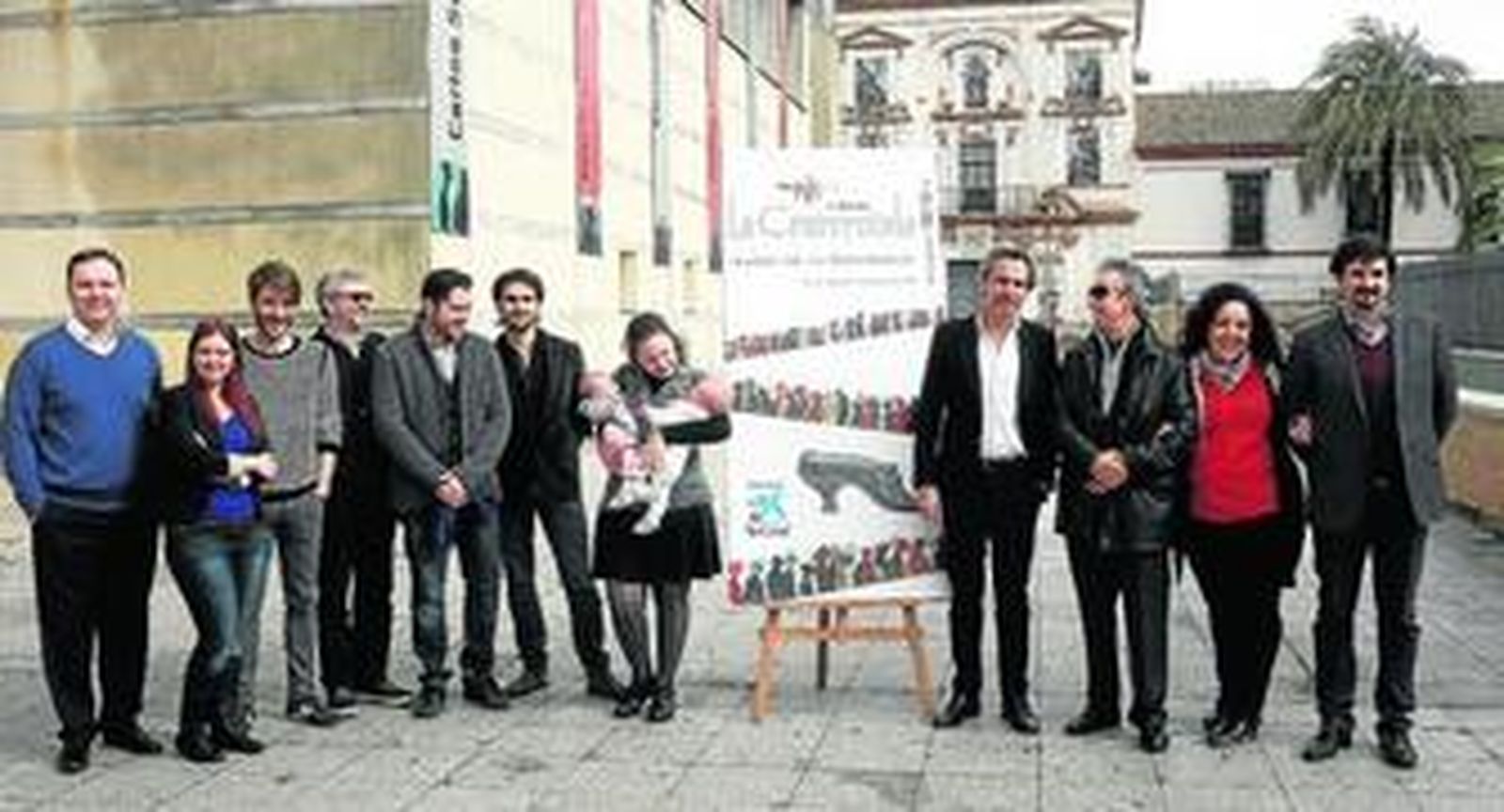 Pedro Halffter, en el centro, a la derecha del cartel de 'La Cenerentola', junto al elenco vocal y artístico de la producción.