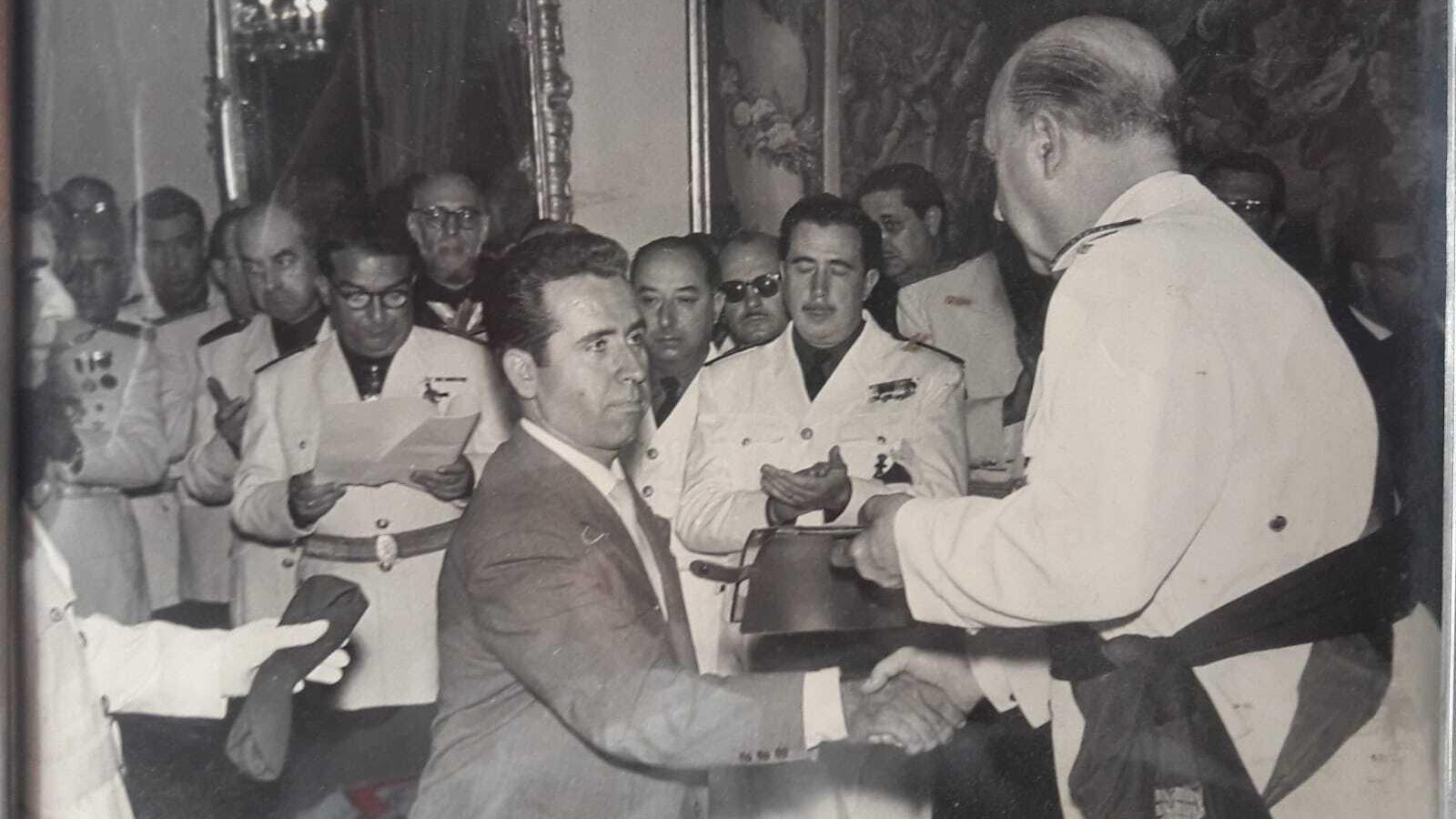 Franco le entrega el diploma de ‘Becario Distinguido’ en 1962.