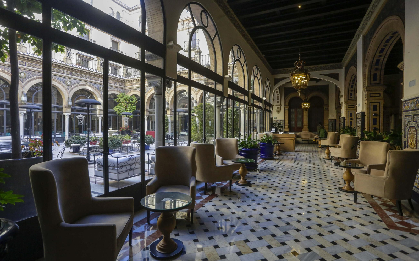 Galería y patio interior del Hotel Alfonso XIII.