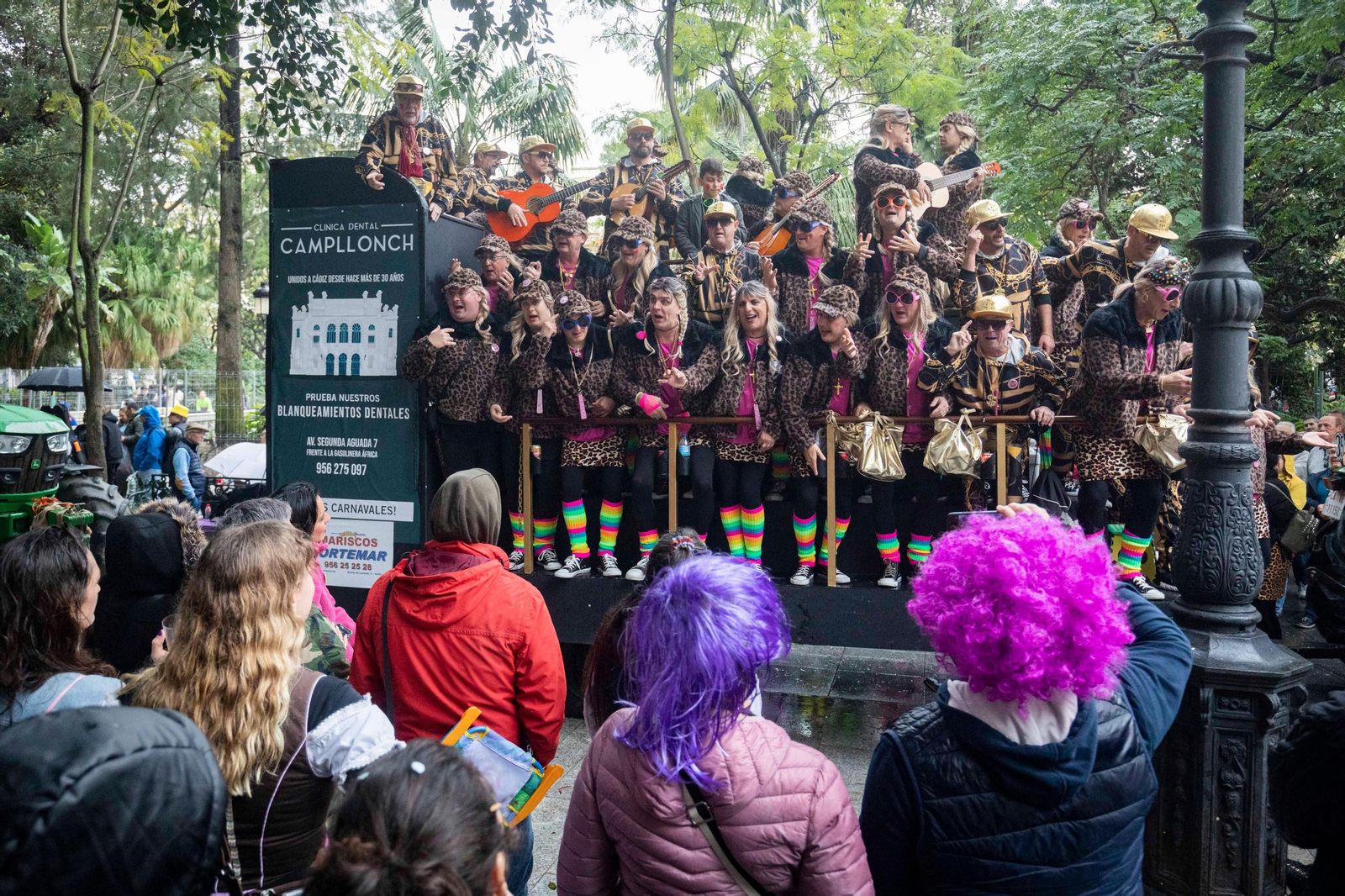 Las mejores imágenes de un Lunes de Coros pasado por agua en el Carnaval de Cádiz 2024