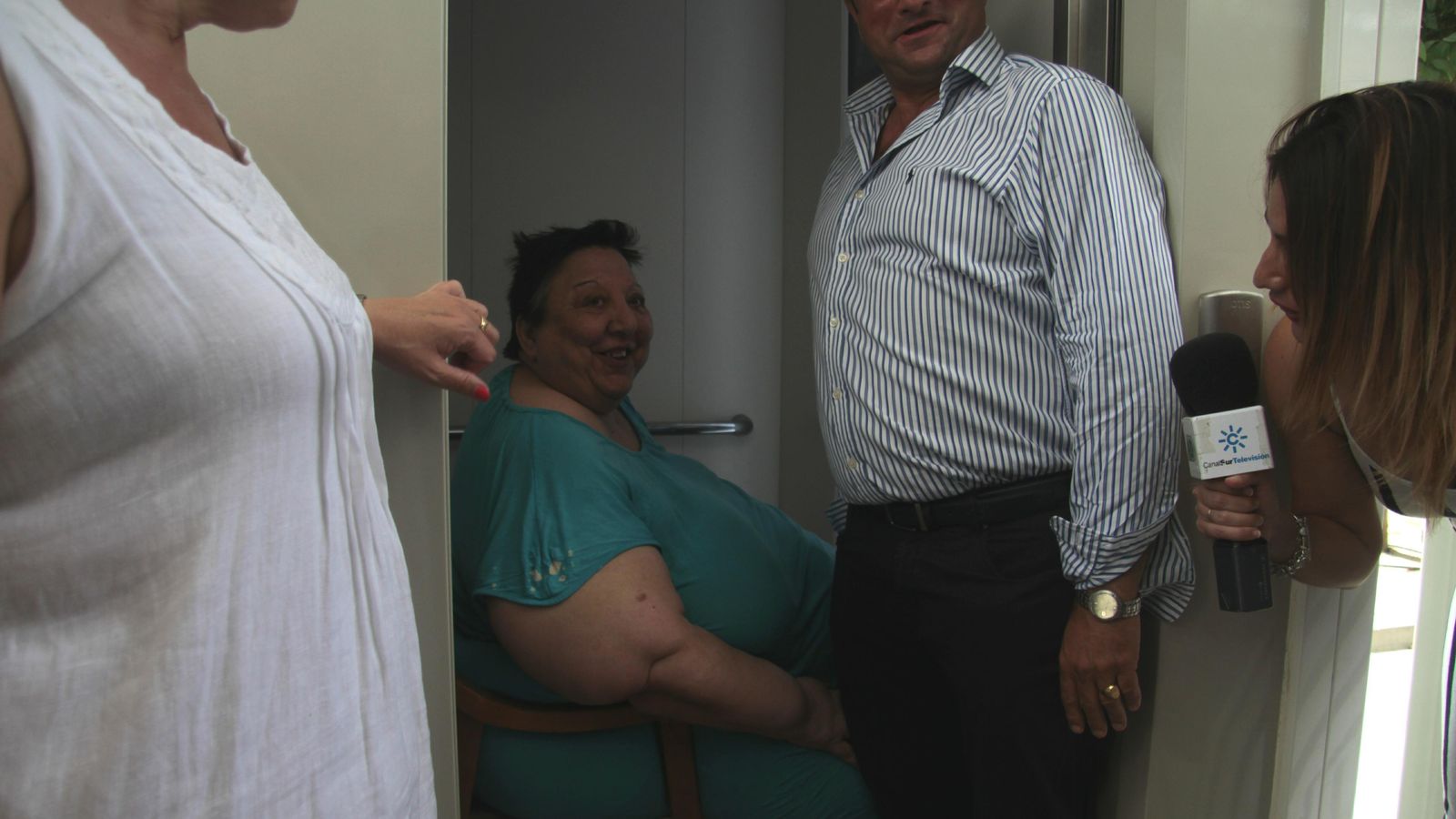 Esperanza entra en el ascensor para su primer 'viaje' con Francisco Vázquez, de la empresa Praysa.