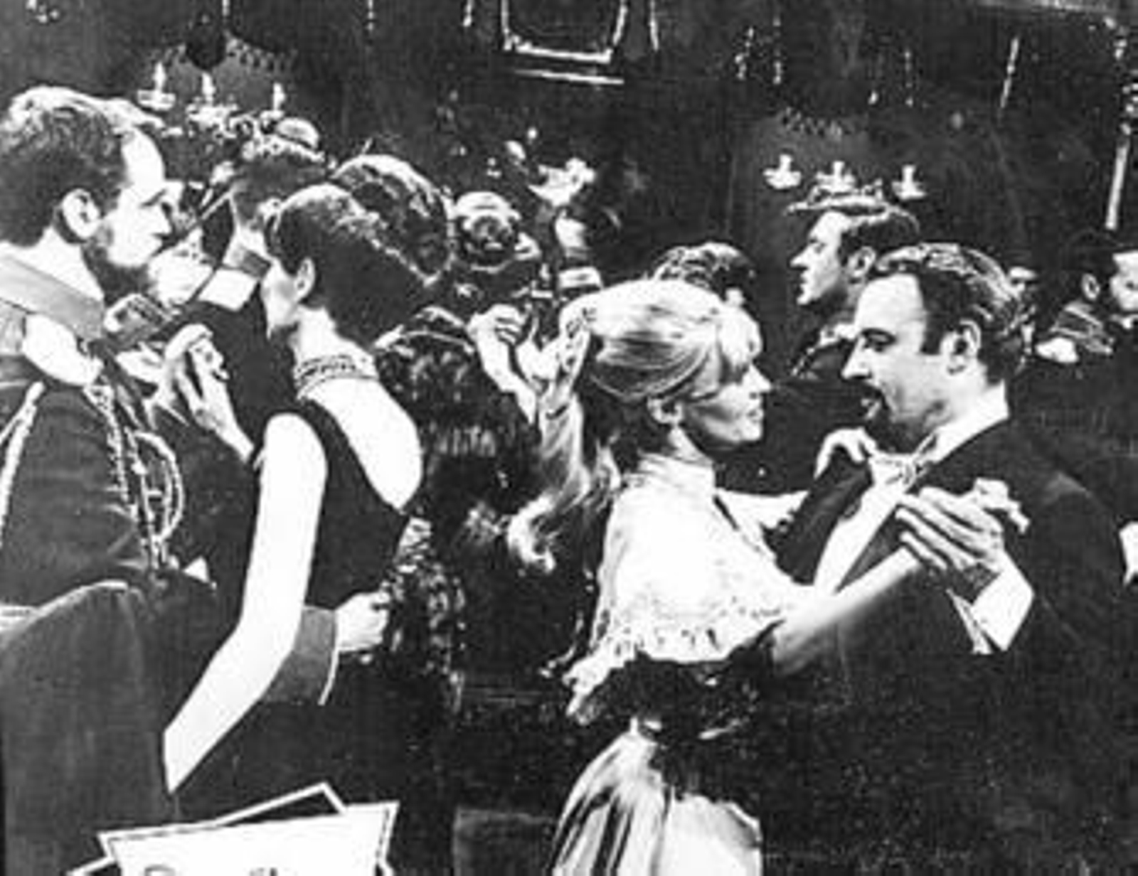 1. Escena del drama 'Doctor Zhivago'. 2. Fotografía de Lean tomada en 1965 durante el rodaje de esta misma película. 3. Peter O'Toole, en su maravillosa interpretación como Lawrence de Arabia. 4. 'Breve encuentro' (1945), considerada como la segunda mejor película británica de la historia por el British Film Institute.  5. Lean, junto a Geraldine Chaplin y Tarek Shariff -hijo de Omar Shariff- durante el rodaje de 'Doctor Zhivago'. 6. Robert Mitchum en 'La hija de Ryan' . 7. 'Locuras de verano' con Katharine Hepburn y Rossano Brazzi.