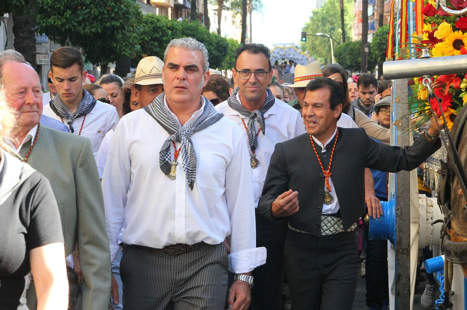 Imágenes de los caballistas, peregrinos a pie y carros de la Hdad de Emigrantes