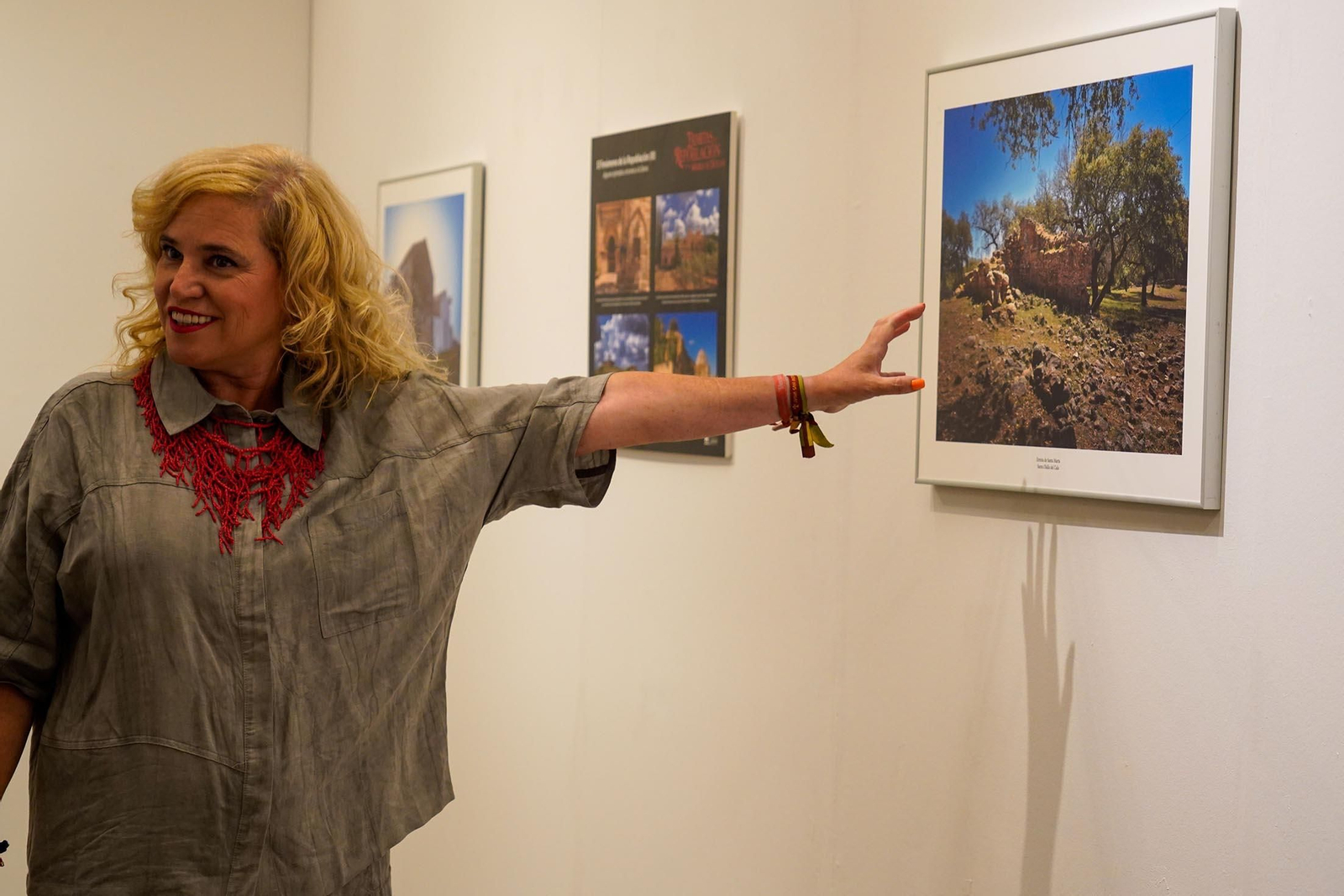 Imágenes de la inauguración de la exposición 'Ermitas de repoblación en la Sierra de Huelva' por La diputada de Cultura, Gracia Baquero, y el autor de la exposición, Jorge Garrido.