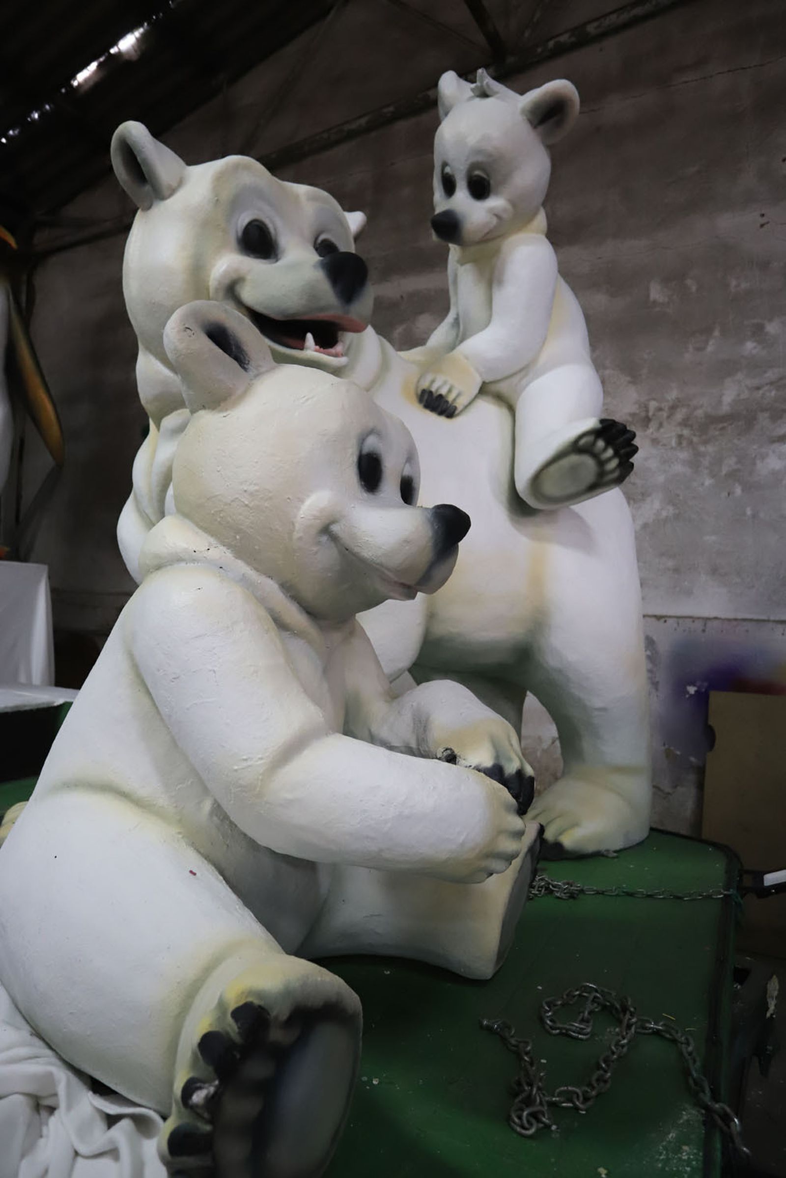 Imágenes de los preparativos de las carrozas de sus Majestades los Reyes Magos