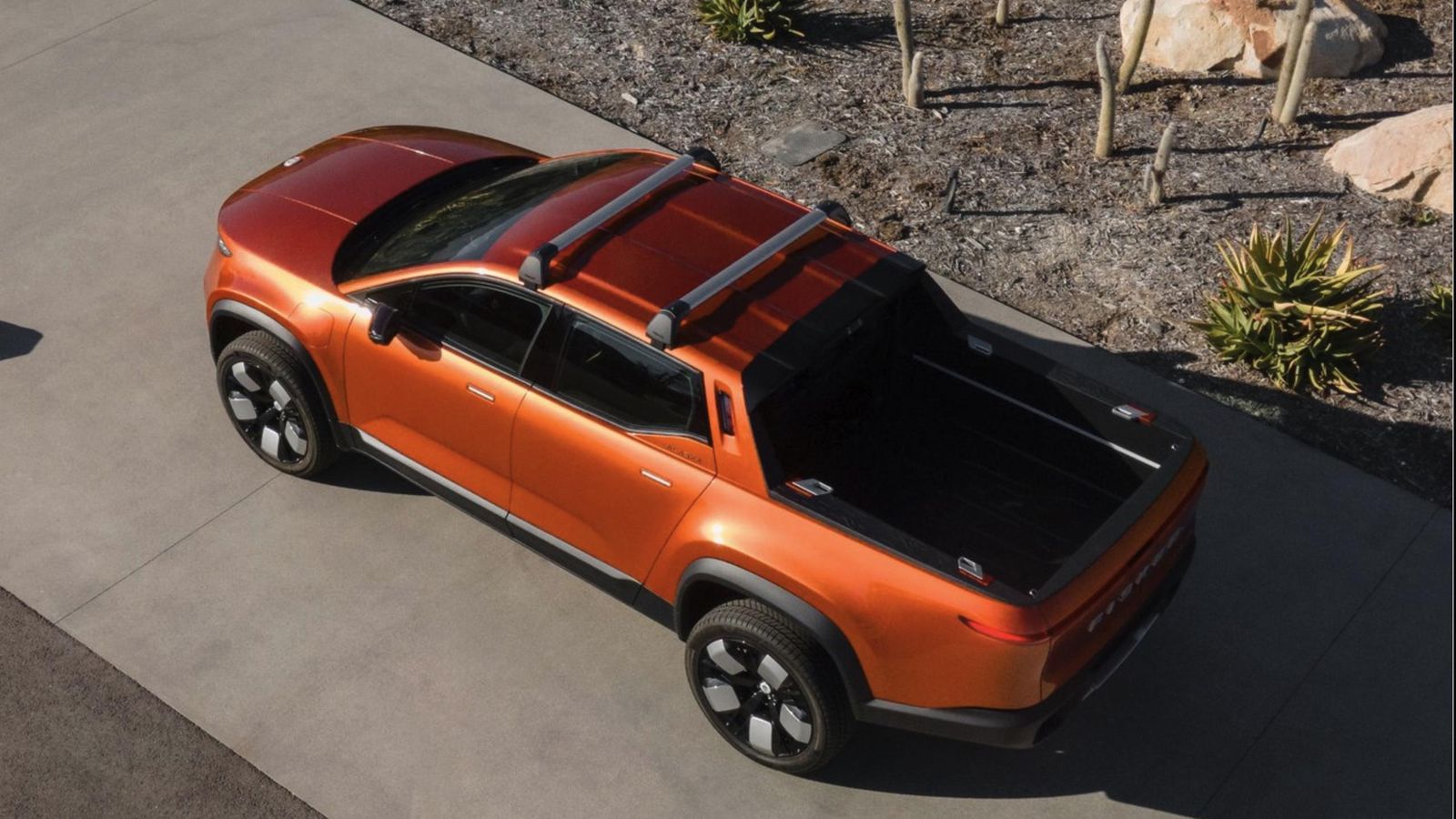 Abatiendo el panel de separación con el habitáculo y los asientos traseros y aprovechando como superficie de carga el portón trasero abierto es posible llevar objetos que, sin soresalir de este pick-up, alcancen los 2,80 m. de largo.