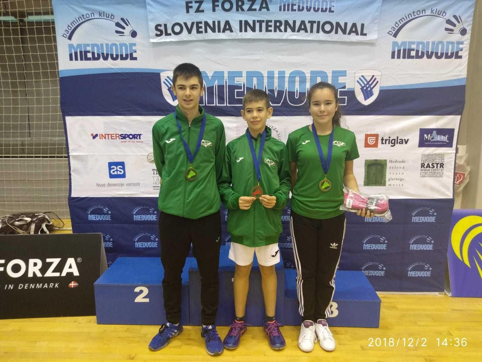 Guillermo Nuviala (centro) posa con la medallad de oro obtenida en el Internacional de Eslovenia