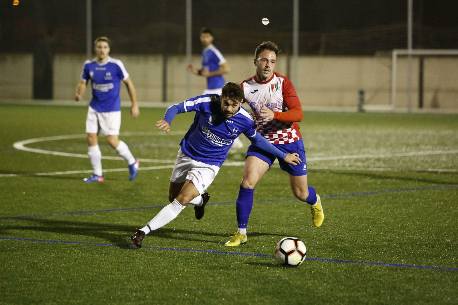 El armillero Antonio Molina presiona a un jugador del Maracena.