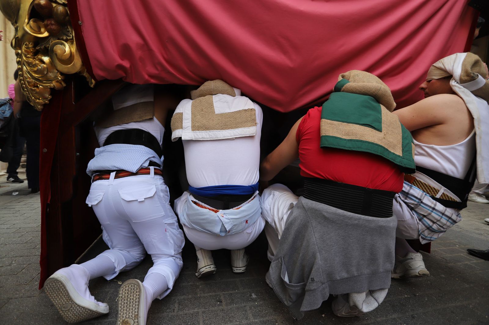 Imágenes del recorrido de la Borriquita  por las calles de Huelva