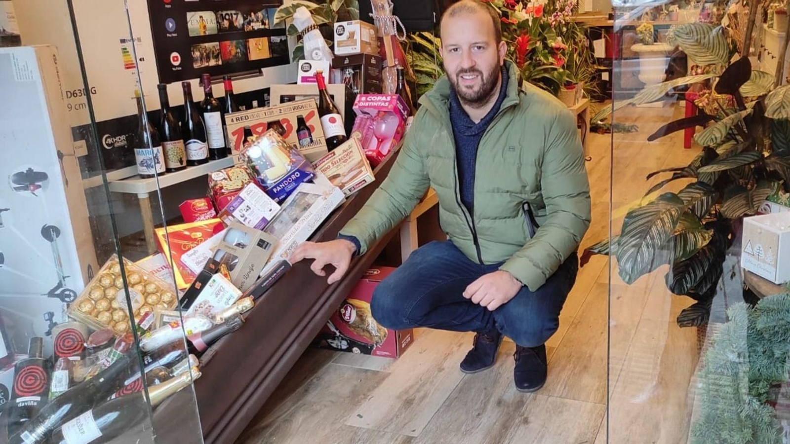 Arturo Valera, dueño de la funeraria junto a la cesta-ataúd