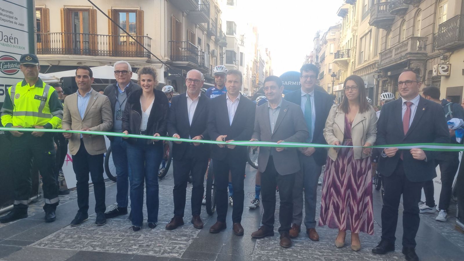 Autoridades en el tradicional corte de cinta previo a la salida.