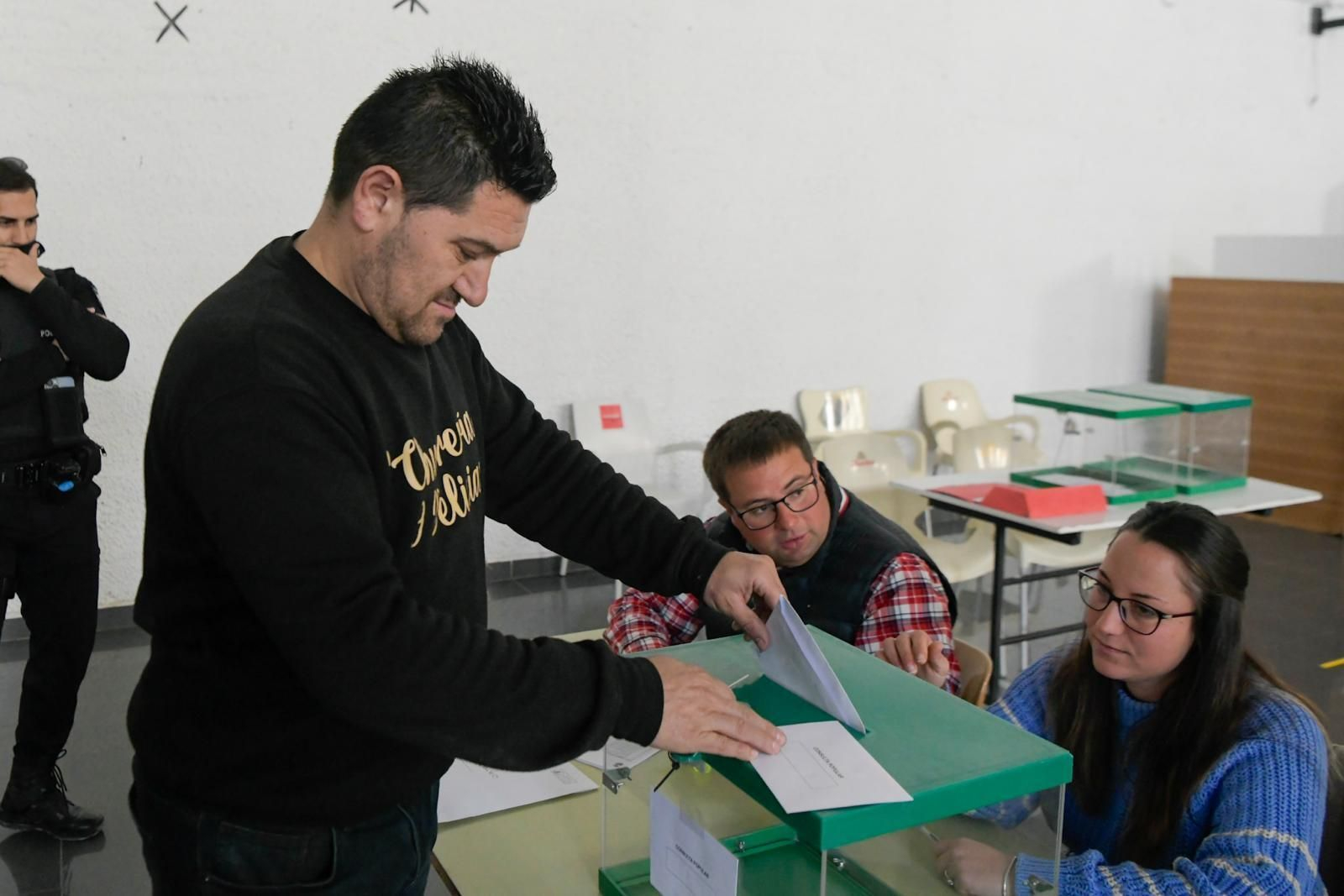 Uno de los votantes deposita la papeleta en la urna