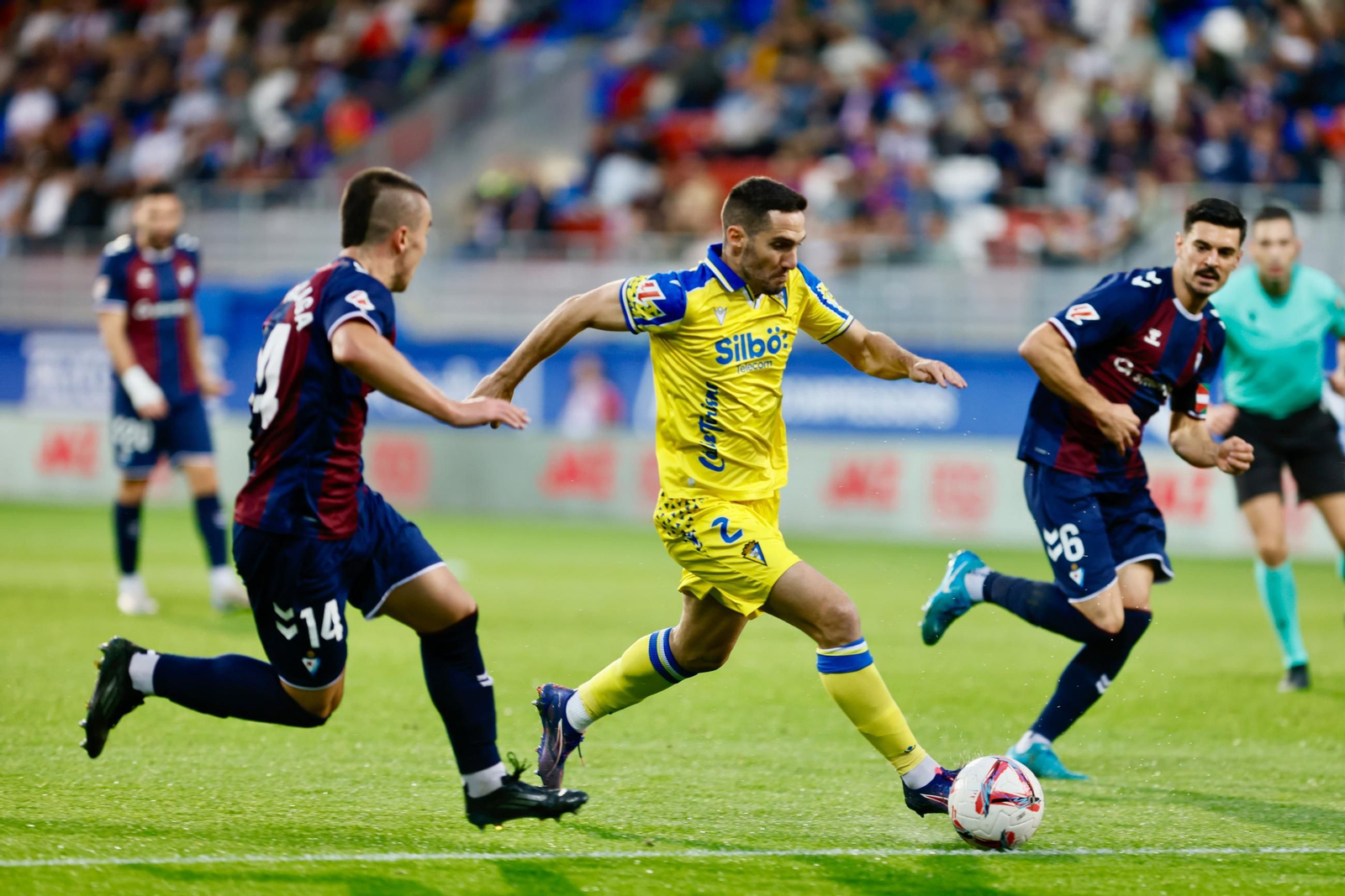 Las imágenes del partido de fútbol Éibar - Cádiz