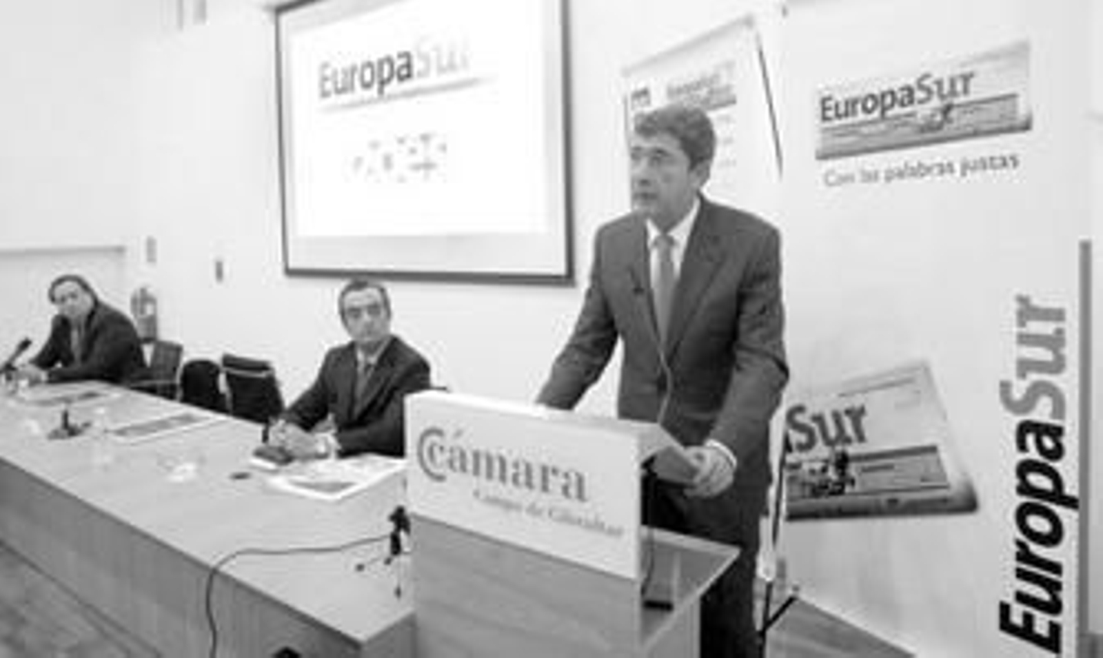 El alcalde de Algeciras, Tomás Herrera, durante su intervención, junto al director general del Grupo Joly, Javier Moyano, y el director de 'Europa Sur', Alberto Grimaldi.