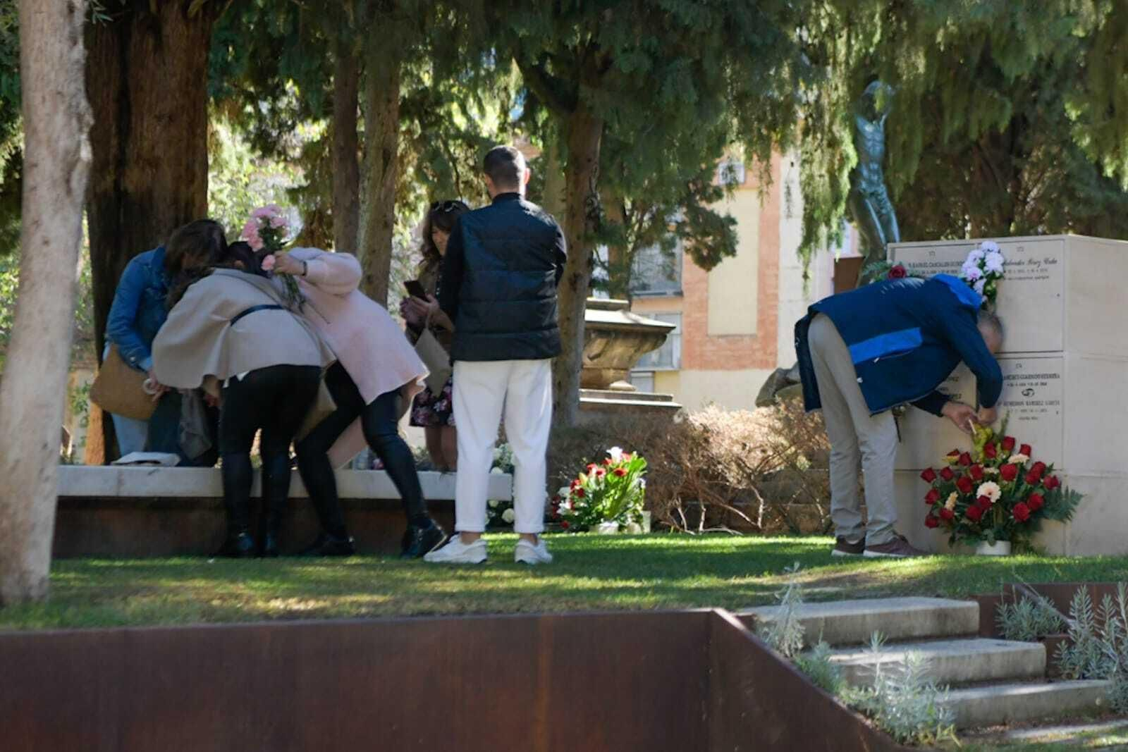 Las imágenes del Día de Todos los Santos en el cementerio de Granada