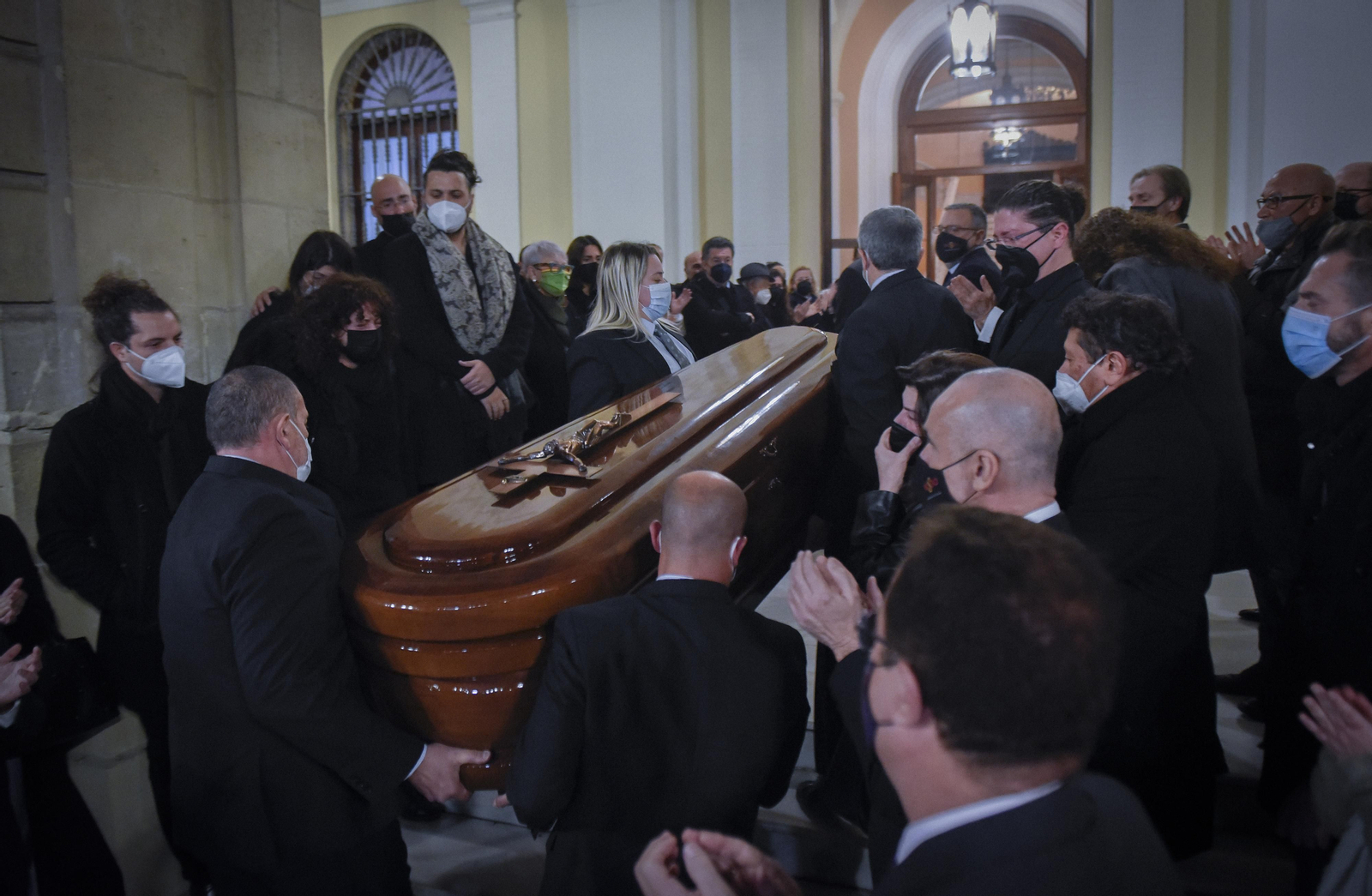 Las imágenes de la capilla ardiente de Pascual González