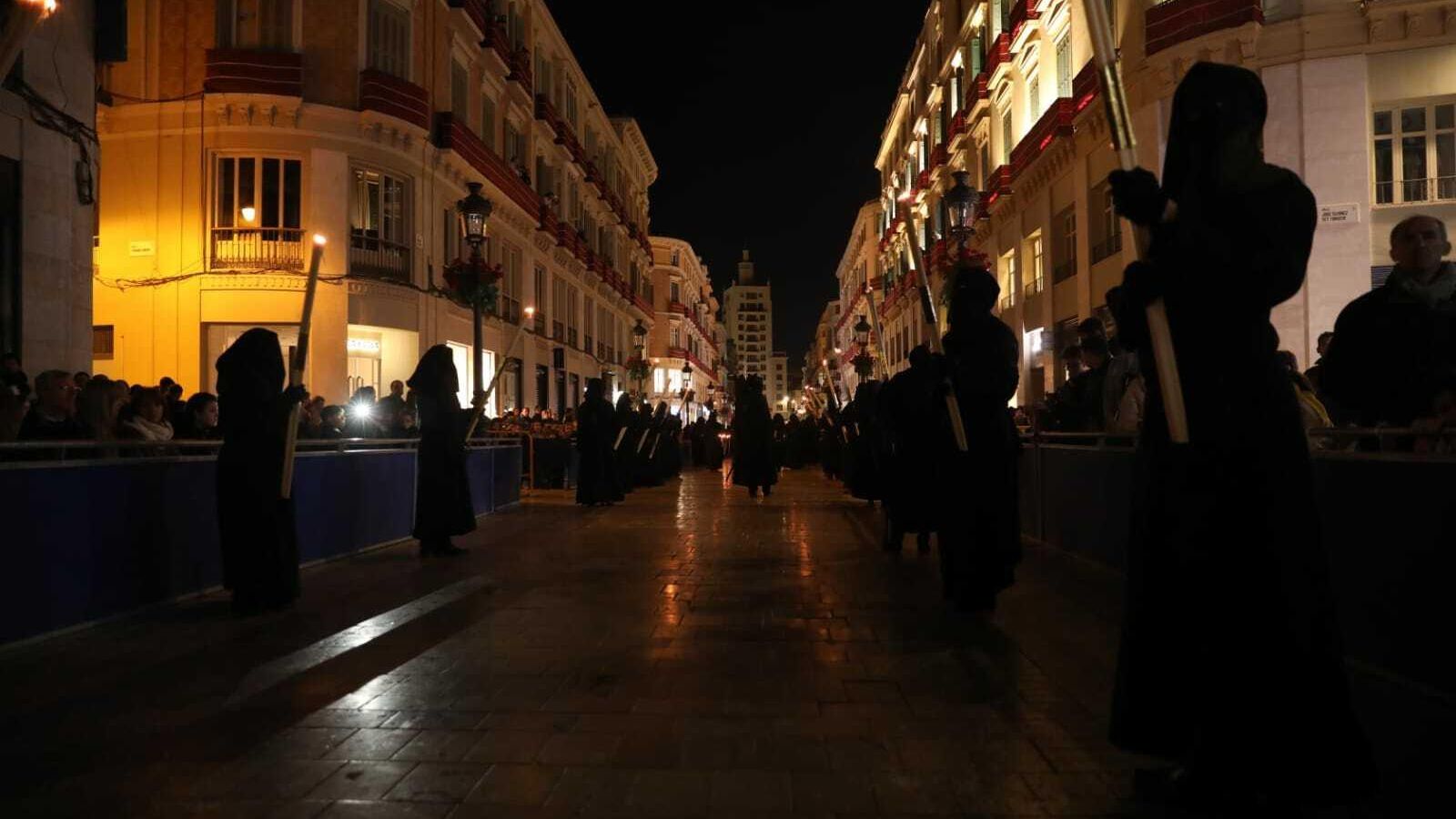 El cortejo de Servitas desciende calle Larios. El cortejo de Servitas desciende calle Larios.