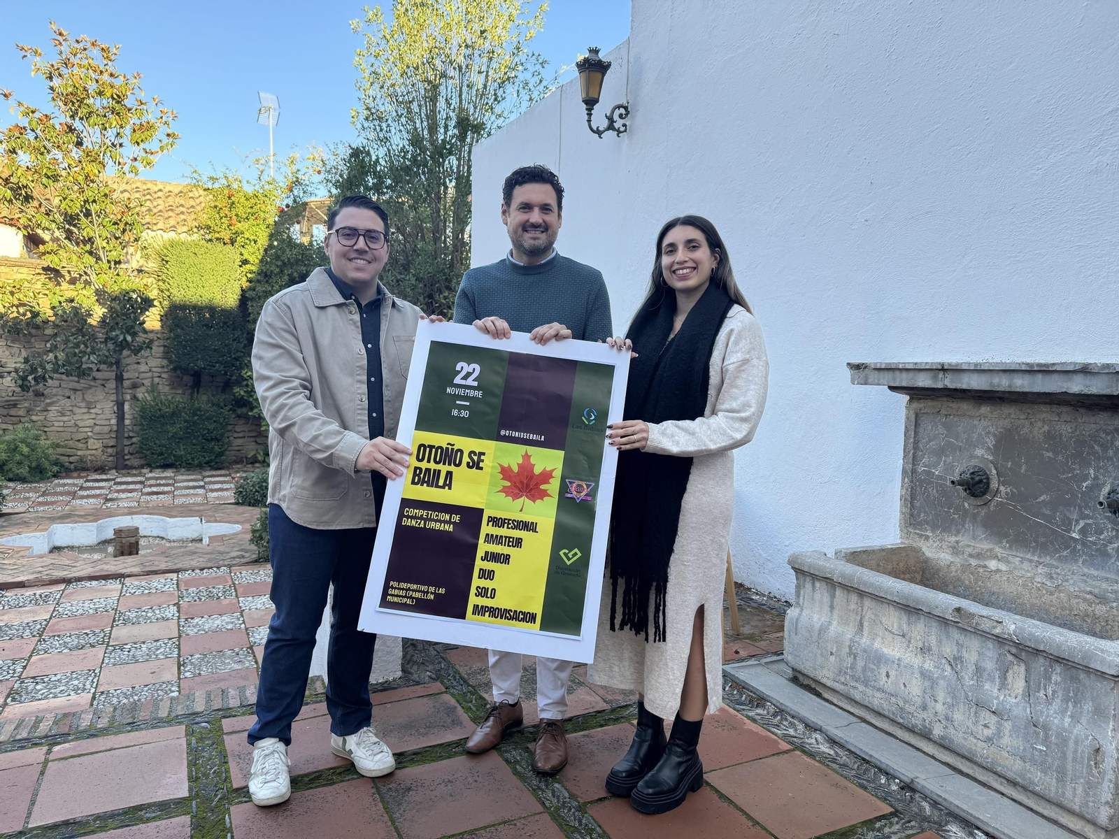 El concejal de Juventud, Mariano Delgado; el diputado provincial de Juventud, Roberto González; y la presidenta de la asociación Artibamol, Laura Ibáñez.
