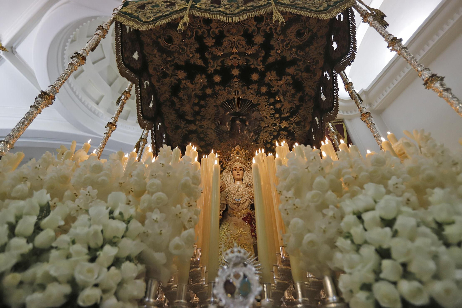 Imágenes de la estación de penitencia de la Hermandad de La Esperanza de Huelva