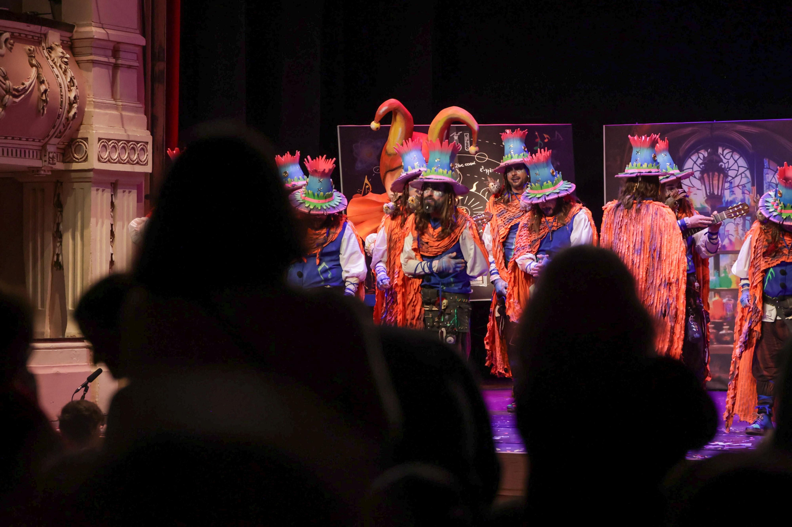 Imágenes de la actuación de la comparsa de Huelva "Los Alquimistas" en las semifinales del Carnaval Colombino