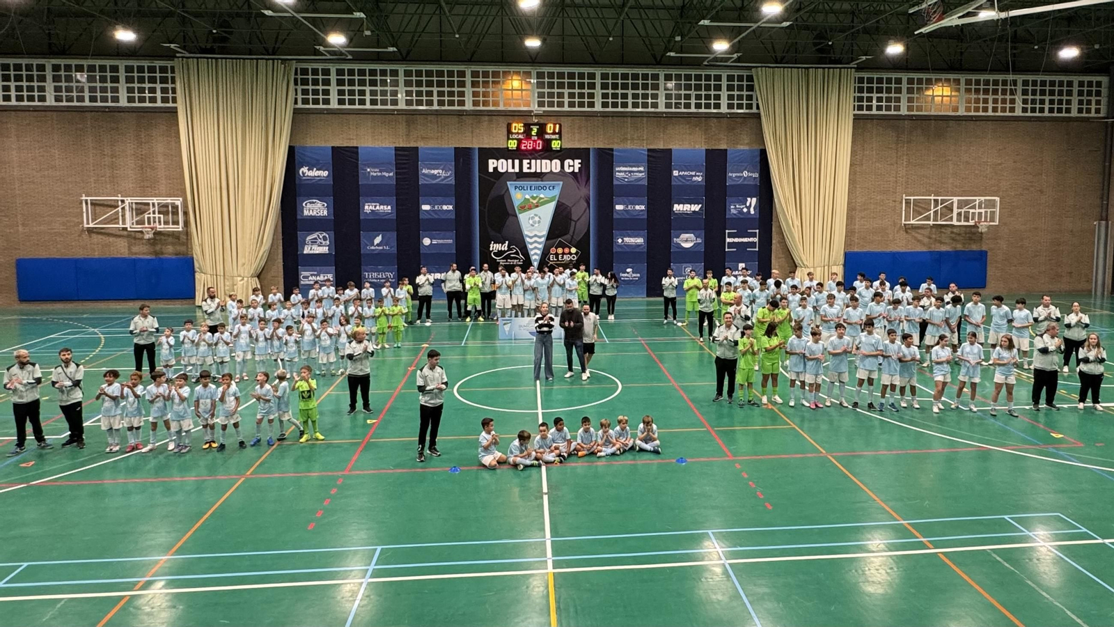 Los distintos equipos de las categorías inferiores del conjunto celeste posan en el centro de la pista.