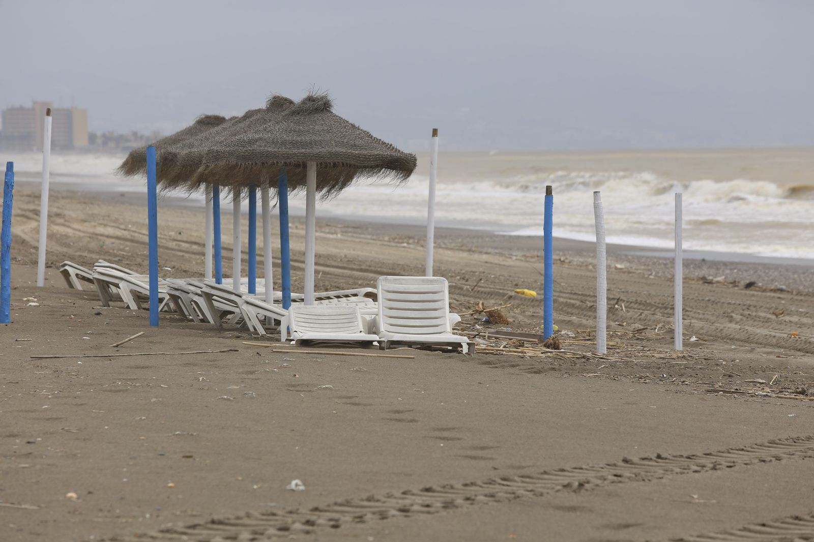 Playas cerradas en Torremolinos, la imagen del coronavirus en Málaga