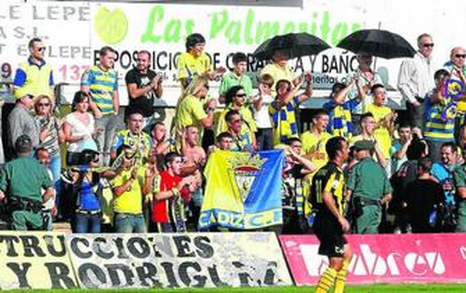 Aficionados cadistas en el campo del San Roque de Lepe hace dos semanas.