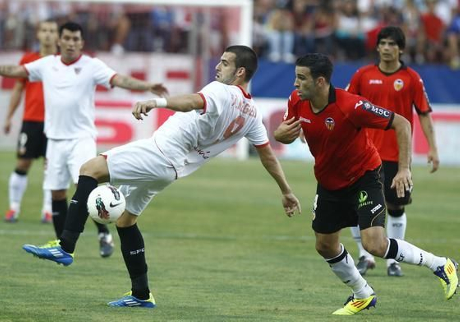 El Sevilla vence al Valencia en casa pese a jugar más de 20 minutos con nueve jugadores (1-0). / Antonio Pizarro