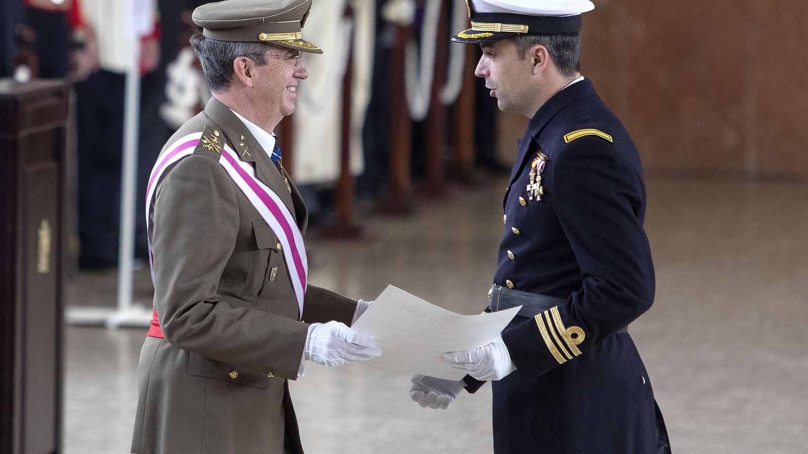 El comandante del Grupo Naval de Playa recibe la distinción de la Orden de San Fernando.