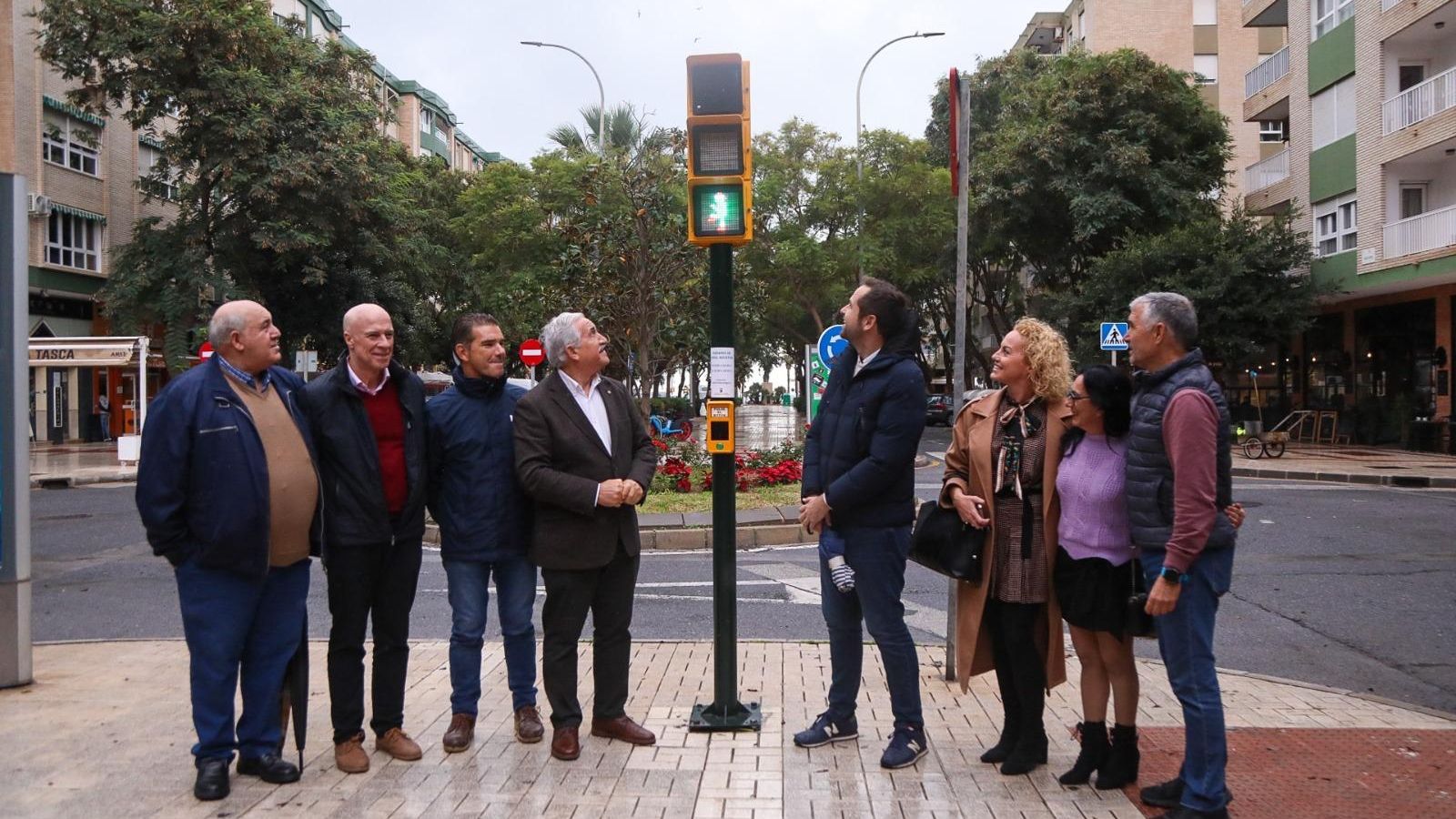 Los concejales delegados de Movilidad y del Distrito Carretera de Cádiz, José del Río y Luis Verde, junto a comerciantes de la zona Los concejales delegados de Movilidad y del Distrito Carretera de Cádiz, José del Río y Luis Verde, junto a comerciantes de la zona