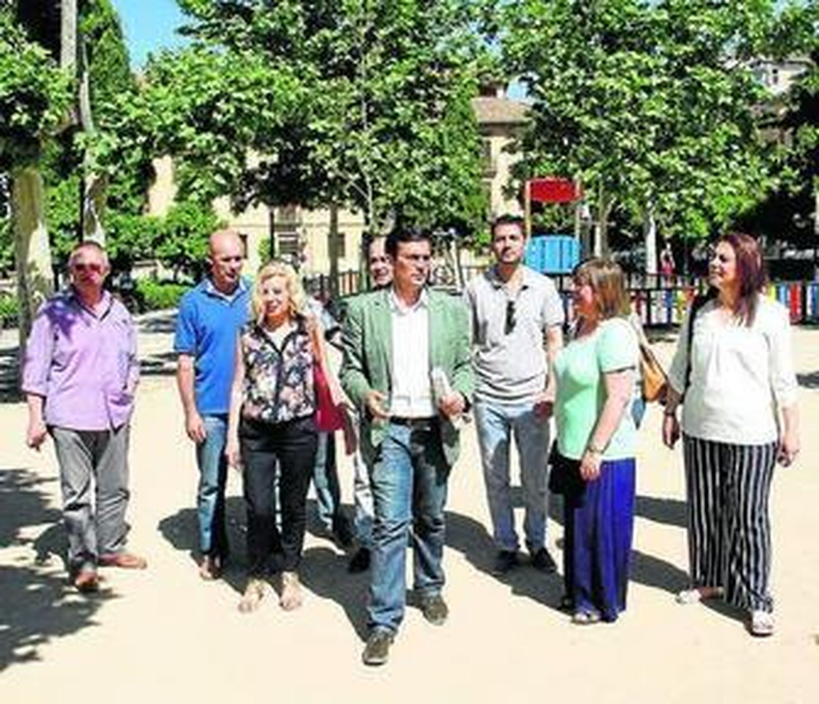 Paco Cuenca acompañado por su equipo en el Campo del Príncipe.