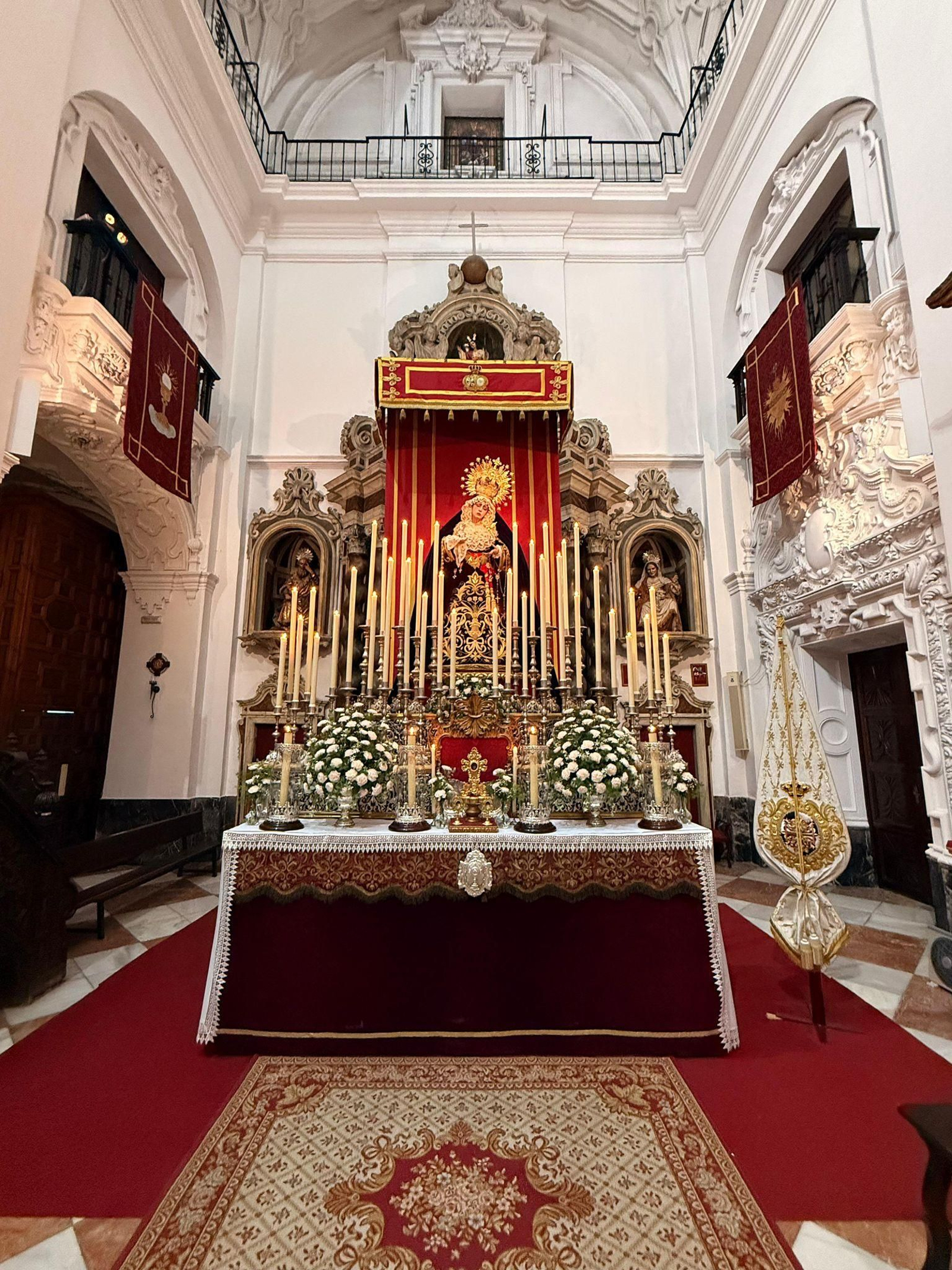 La Reina de Todos los Santos de La Cena, en el altar de cultos.