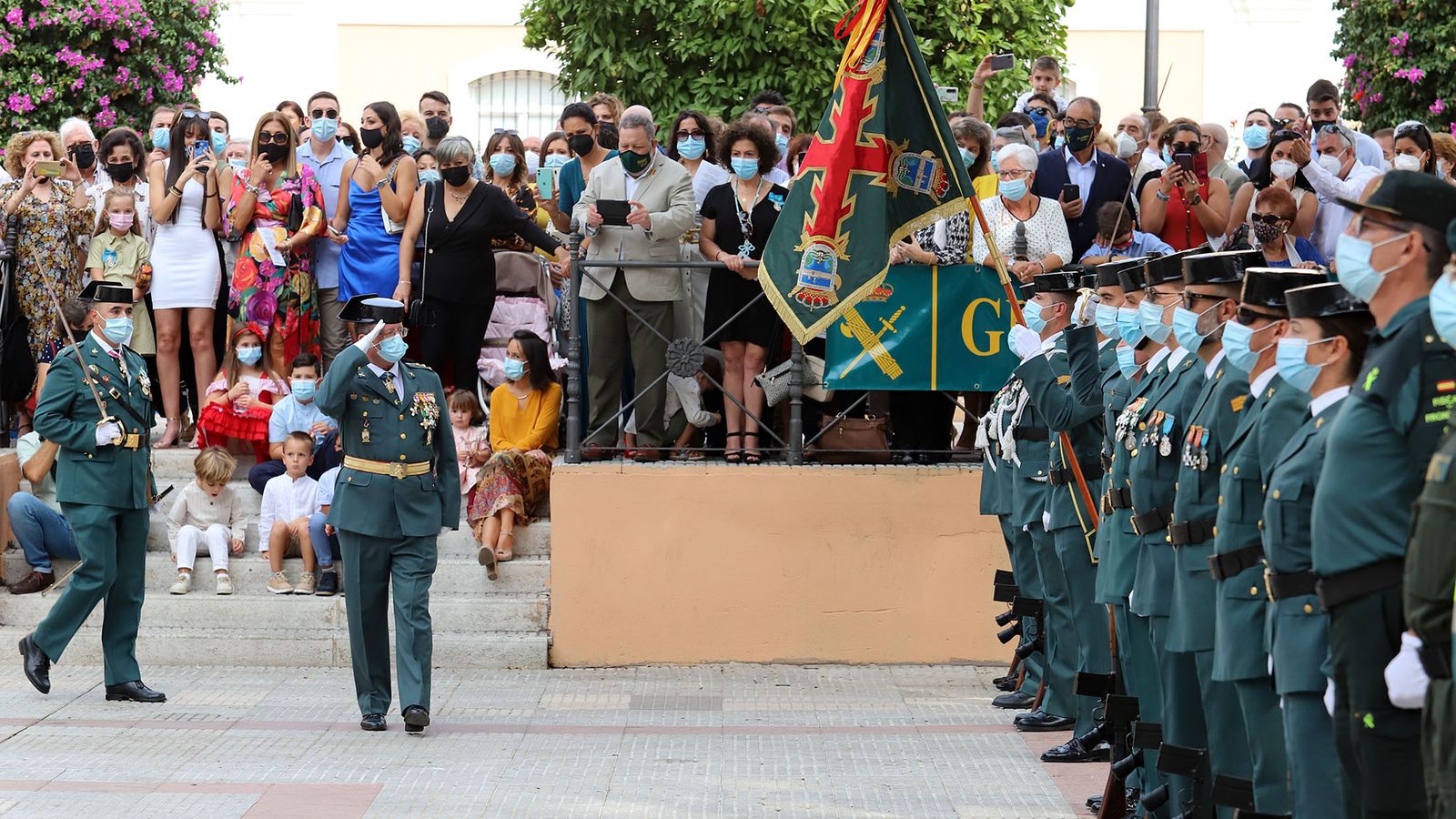 El corone pasa revista a las unidades desplegadas en la plaza de La Merced.