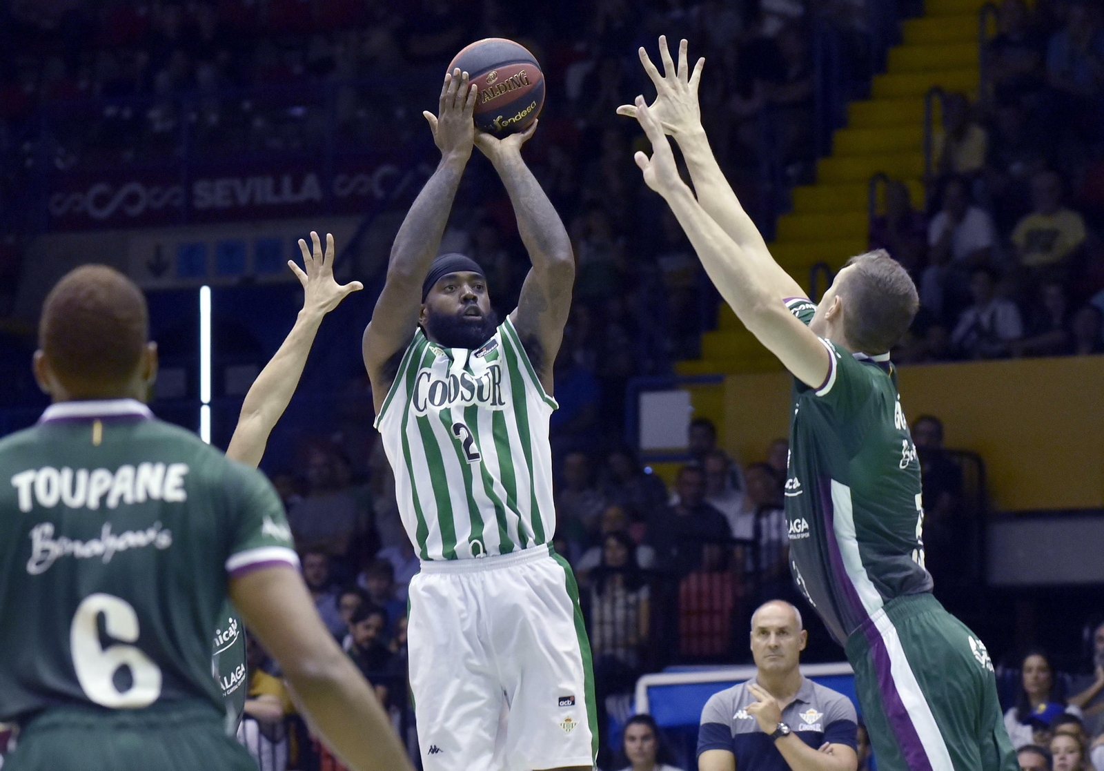 Rivers lanza un triple delante de Rubén Guerrero.