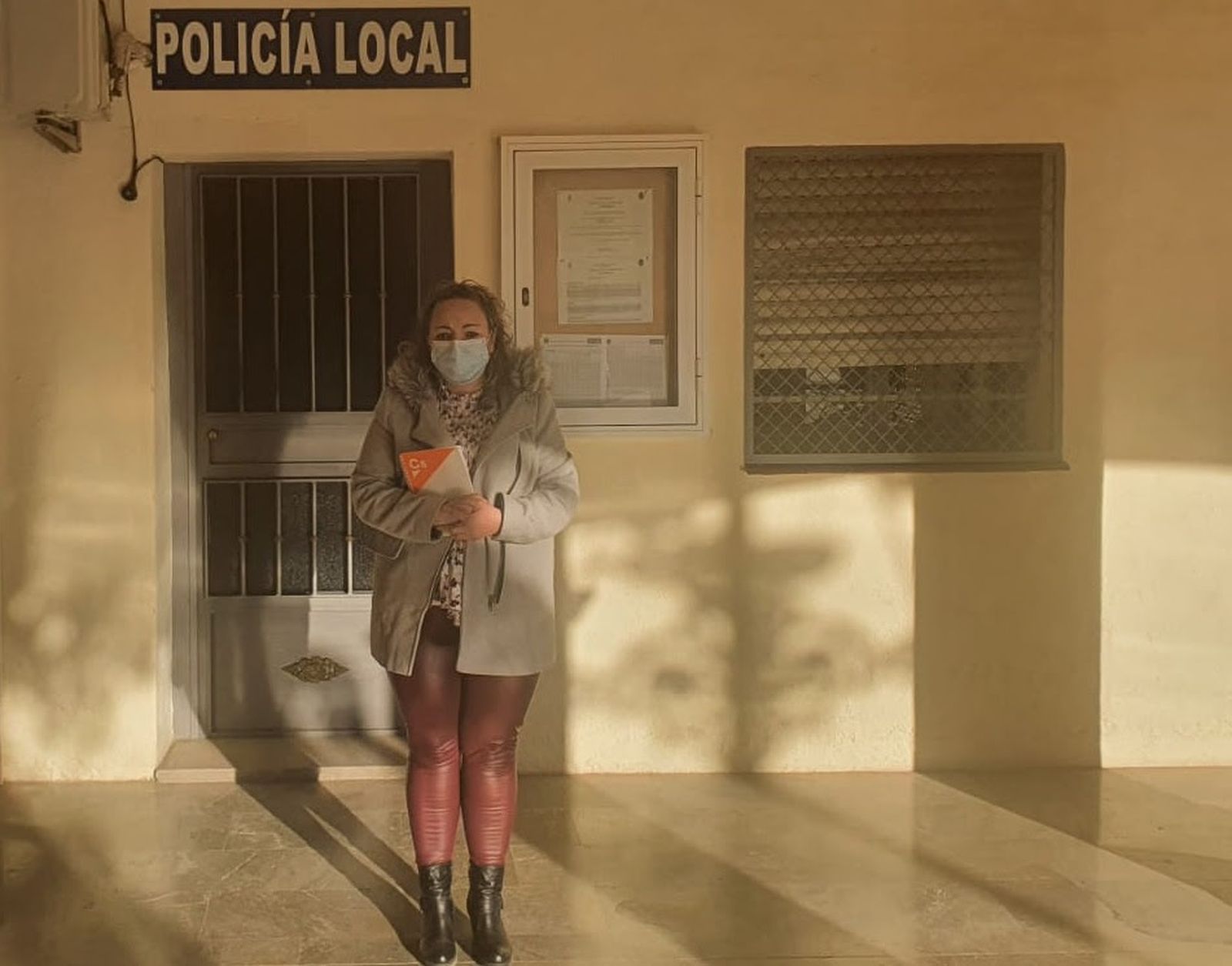 La portavoz de Ciudadanos en el Ayuntamiento de Íllora, Toñi Martínez, frente a la Jefatura de la Policía Local