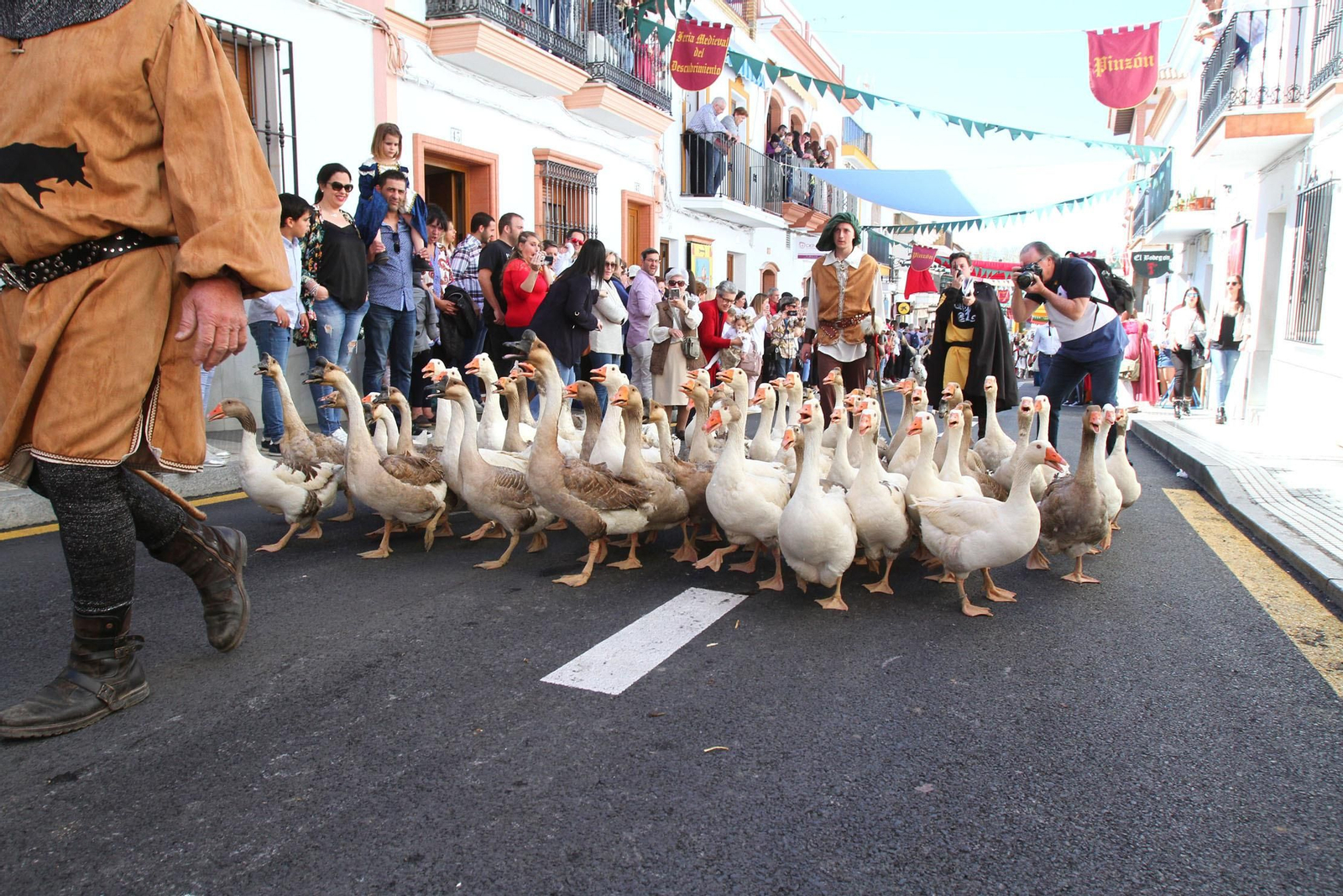 Imágenes del desfile de la XIX Feria Medieval del Descubrimiento, en Palos de la Frontera