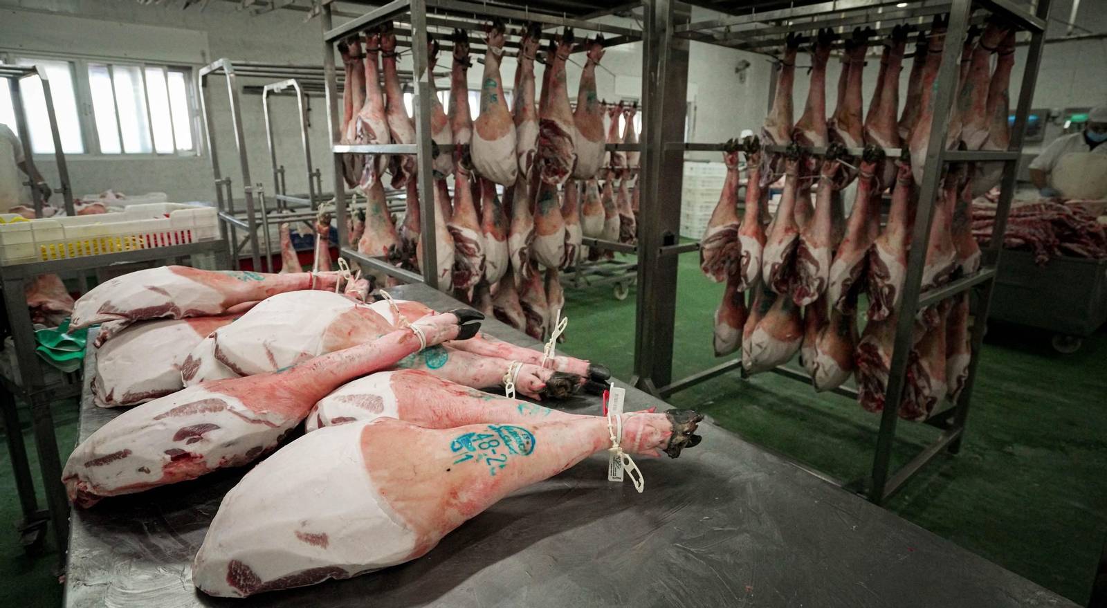 Del campo a la mesa, así son los jamones de Montesierra que vende Mercadona