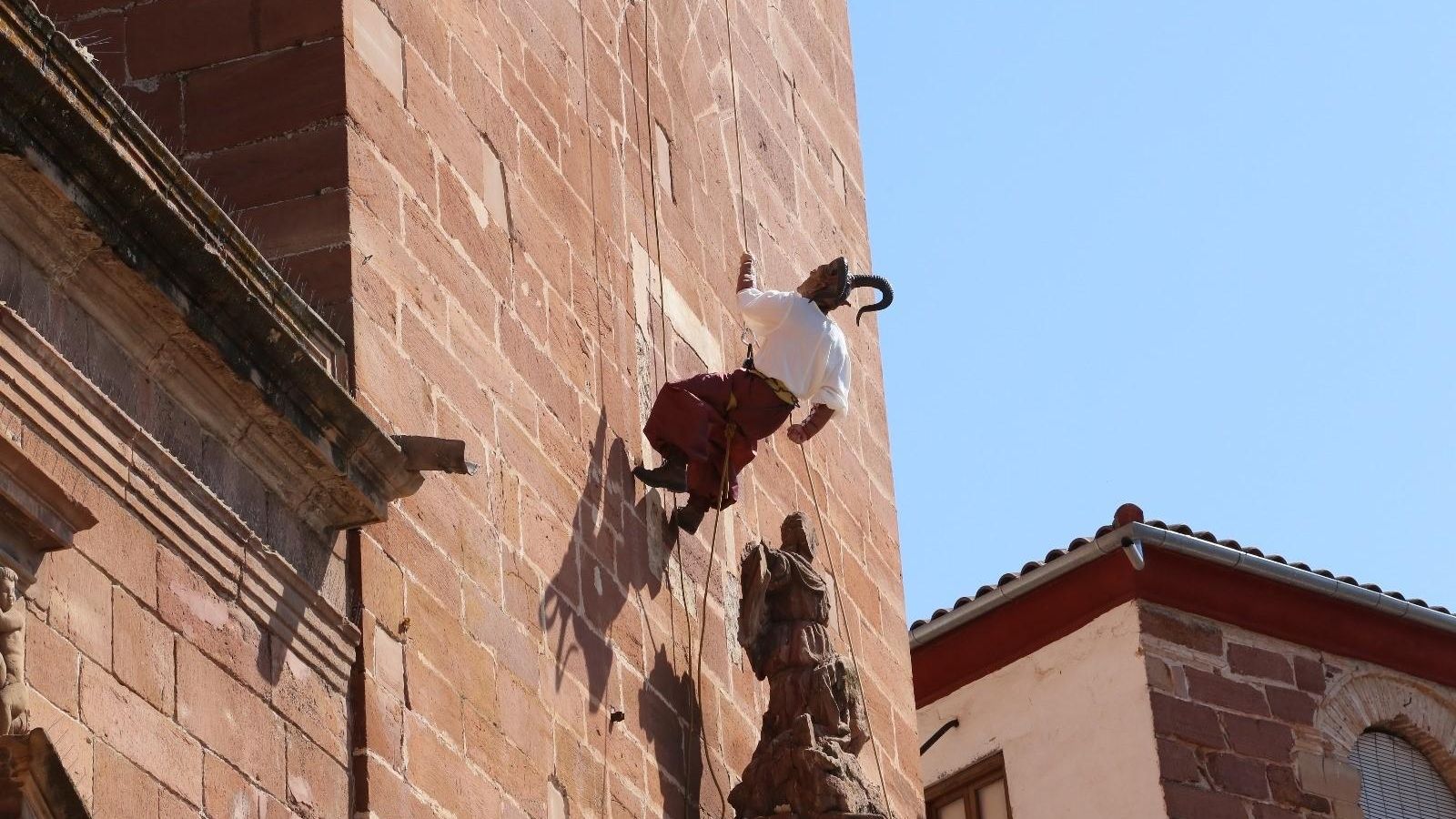La Diablilla desciende por la torre de San Bartolomé.