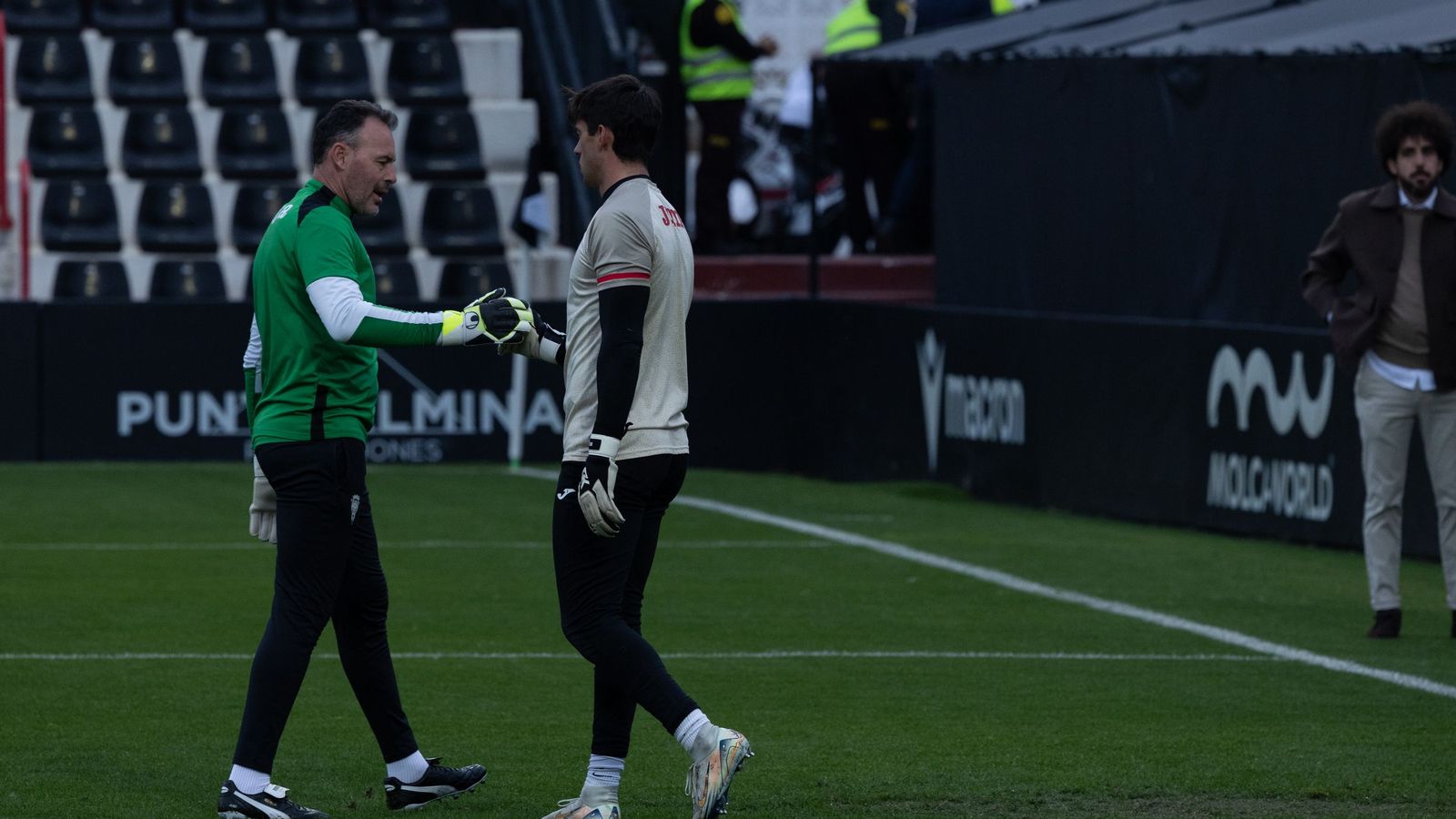 Iker Álvarez saluda a David Pérez, preparador de porteros, antes de la cita en Ceuta.