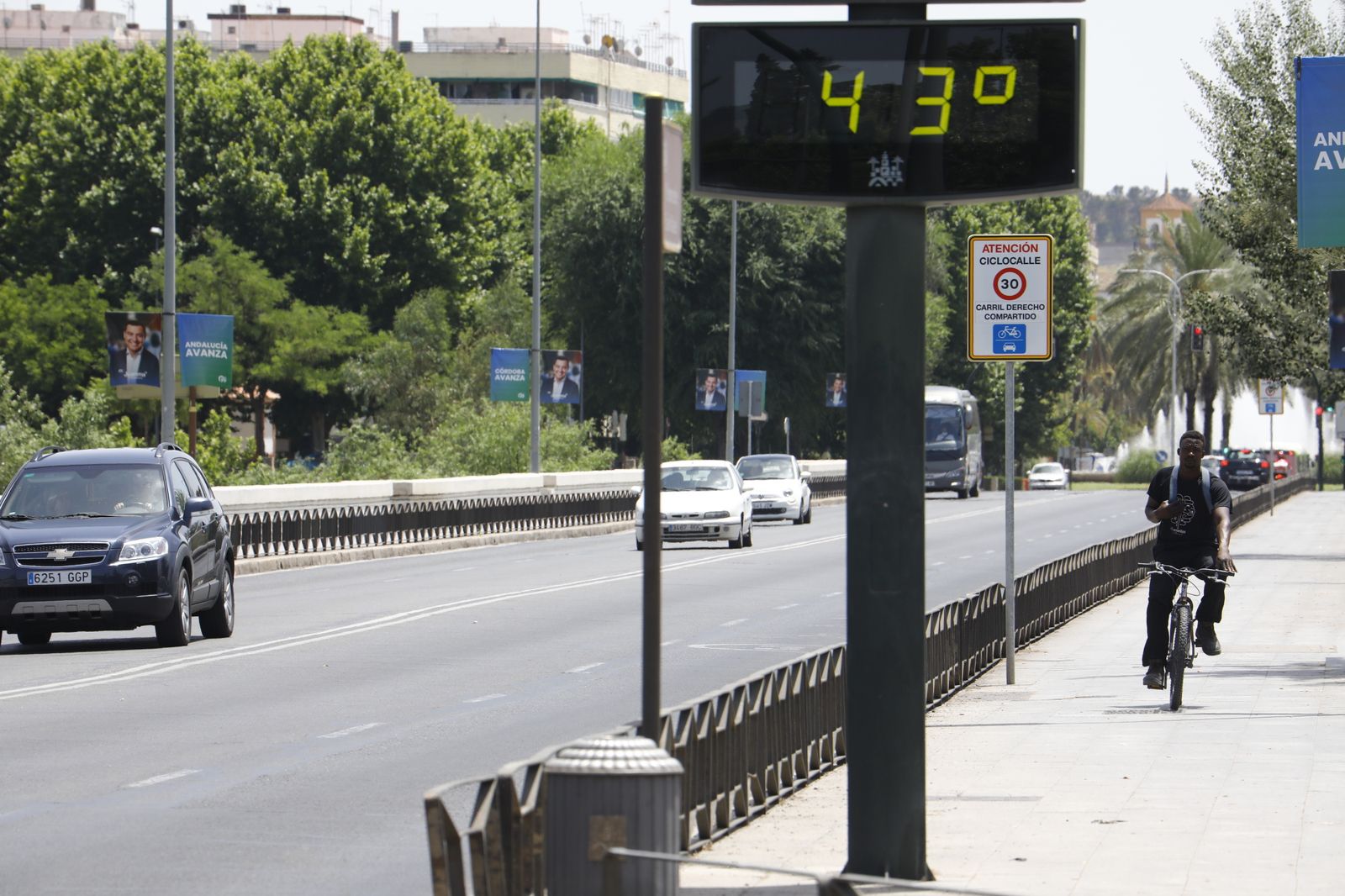 Imágenes de la ola de calor en Córdoba: sombreros, paraguas y fuentes para sobrevivir al aviso naranja