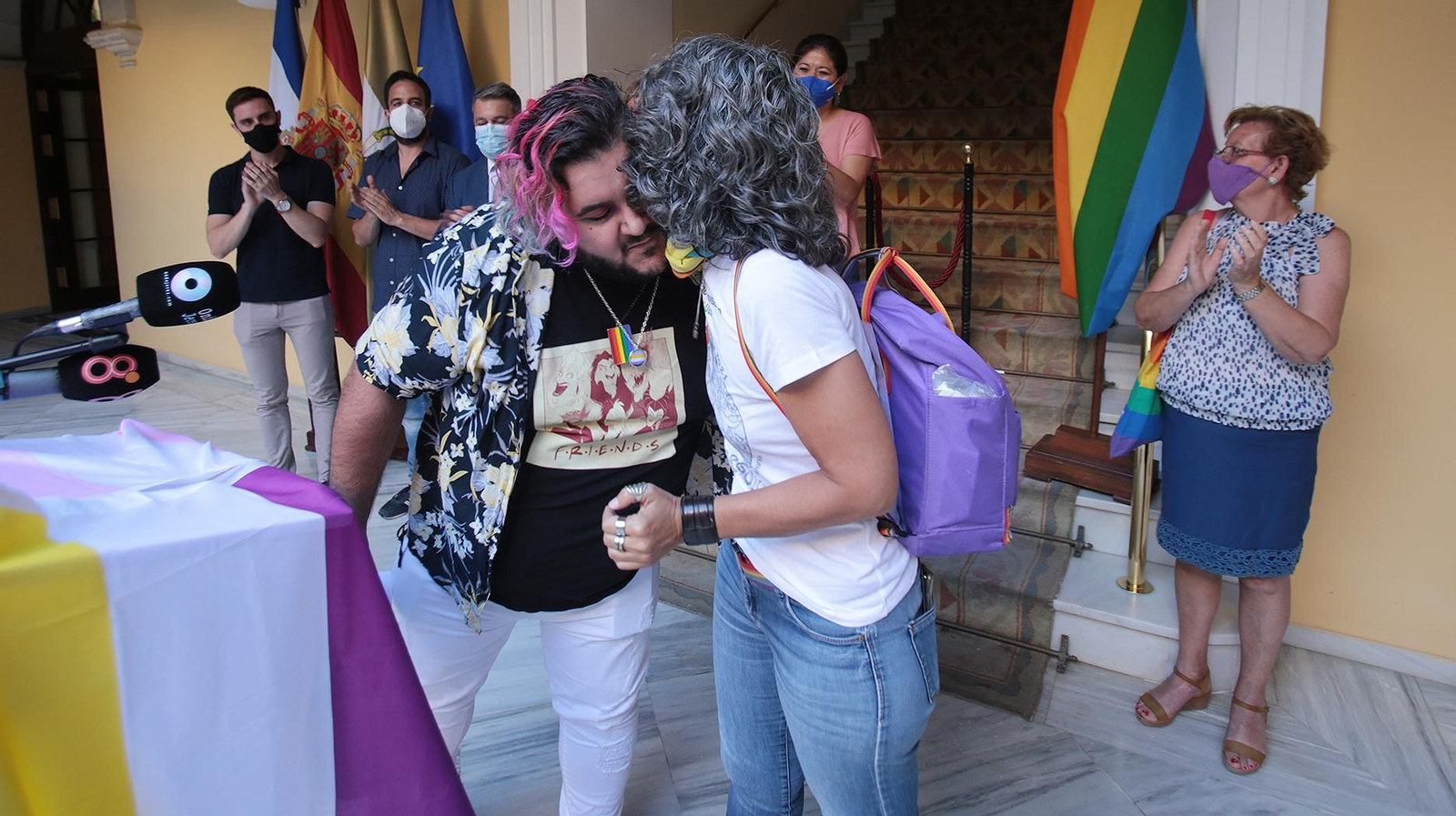 Susana Domínguez felicita a Eduardo Coronilla tras leer el manifiesto.