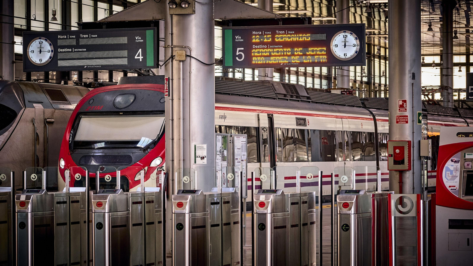 Tren de Cercanías en la estación de Cádiz.