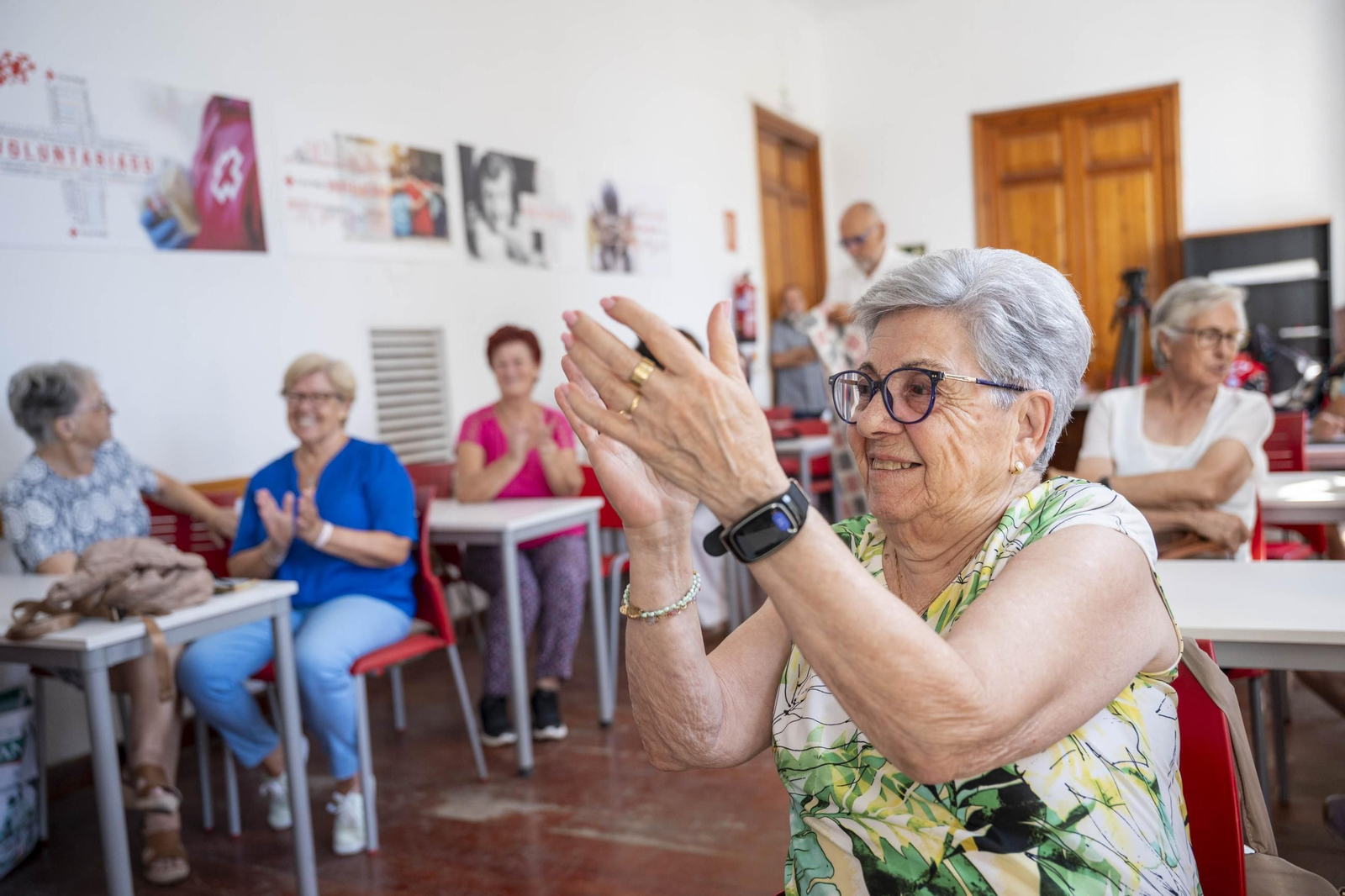 Cruz Roja realiza la entrega de mantitas solidarias a las familias de acogida