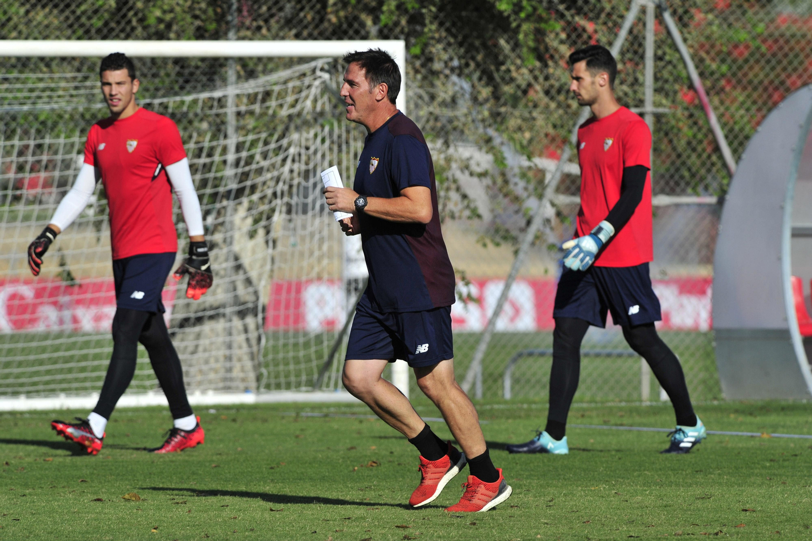 Eduardo Berizzo corre entre los dos porteros del Sevilla, David Soria y Sergio Rico.